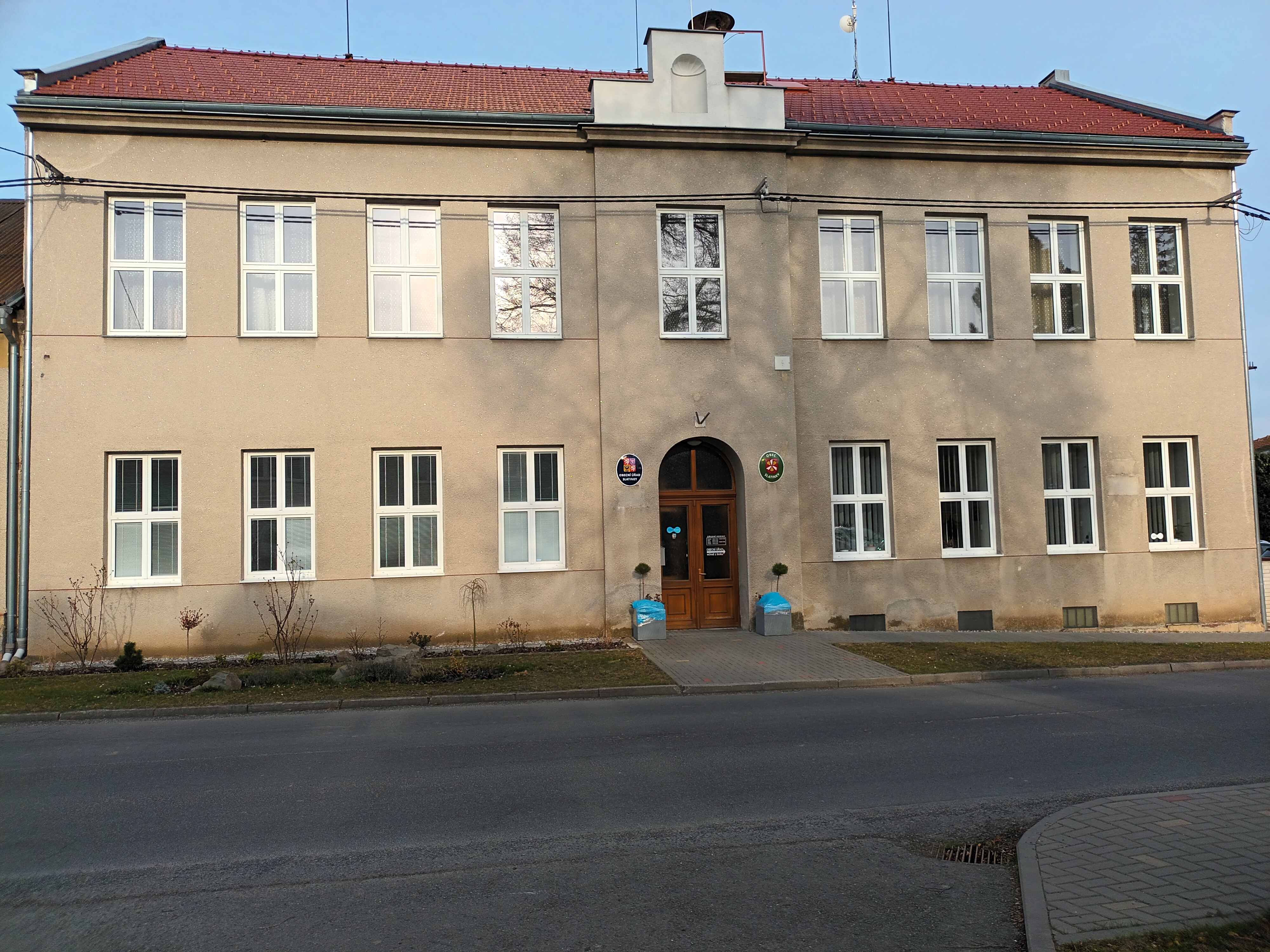 Slatinky - obecní úřad foto 2