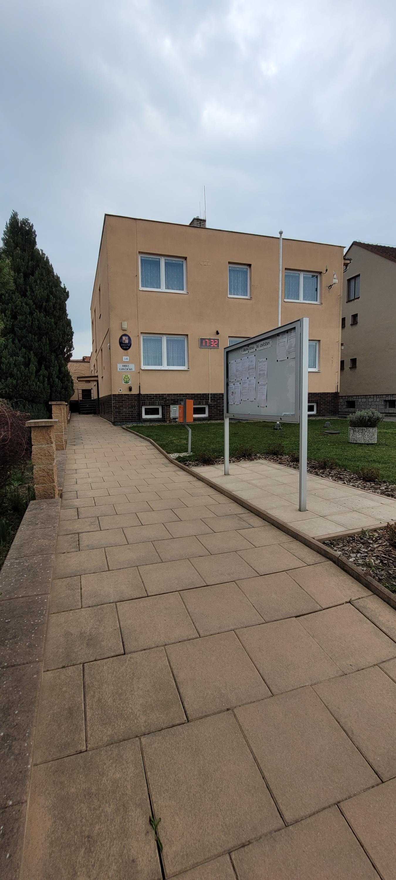 Lovčičky - obecní úřad foto 2