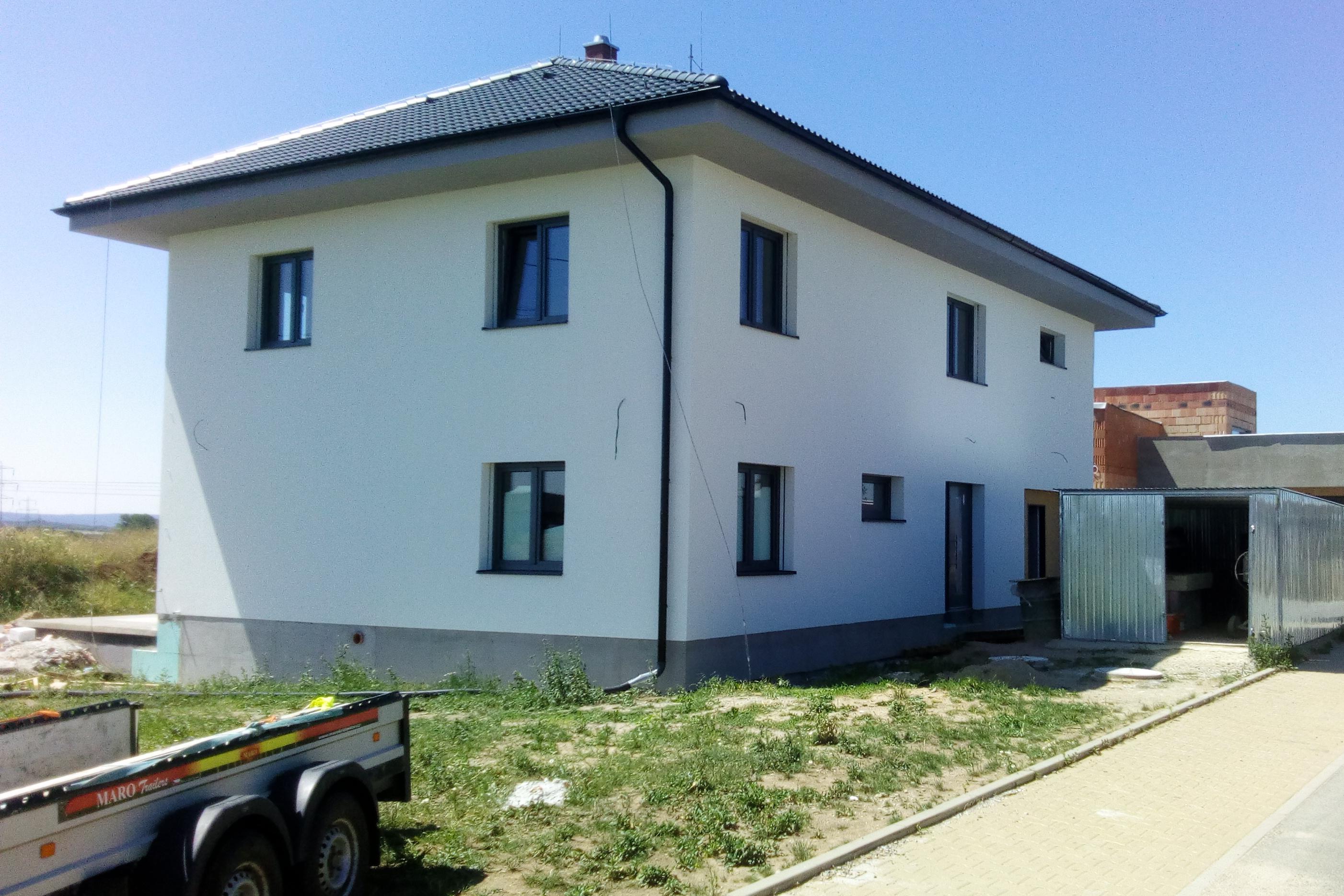 Stavby, střechy Helebrant