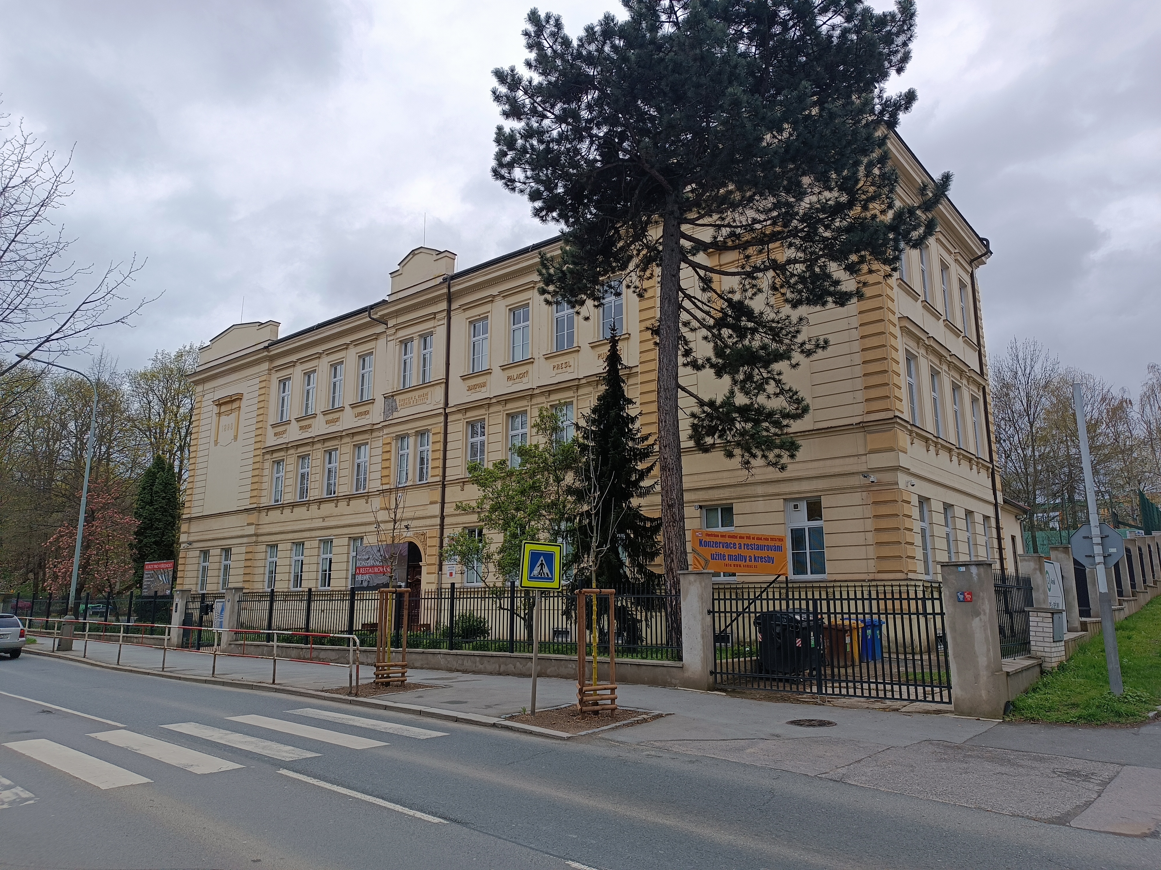 Střední škola a vyšší odborná škola umělecká a řemeslná foto 3