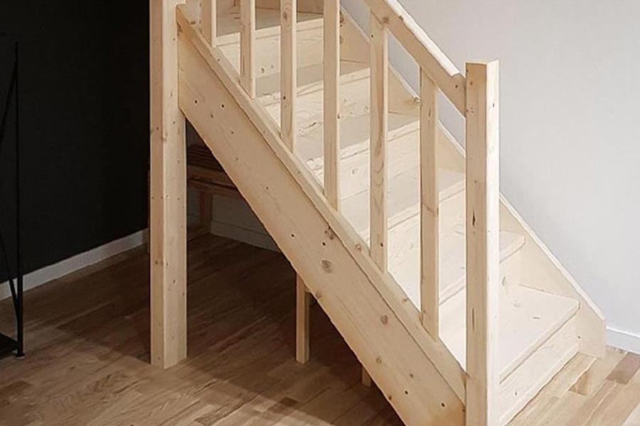 Dřevěné smrkové schody