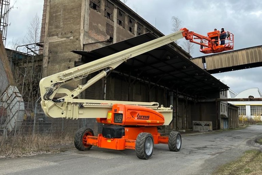 Pronájem terénní kloubové plošiny s dosahem 40 m