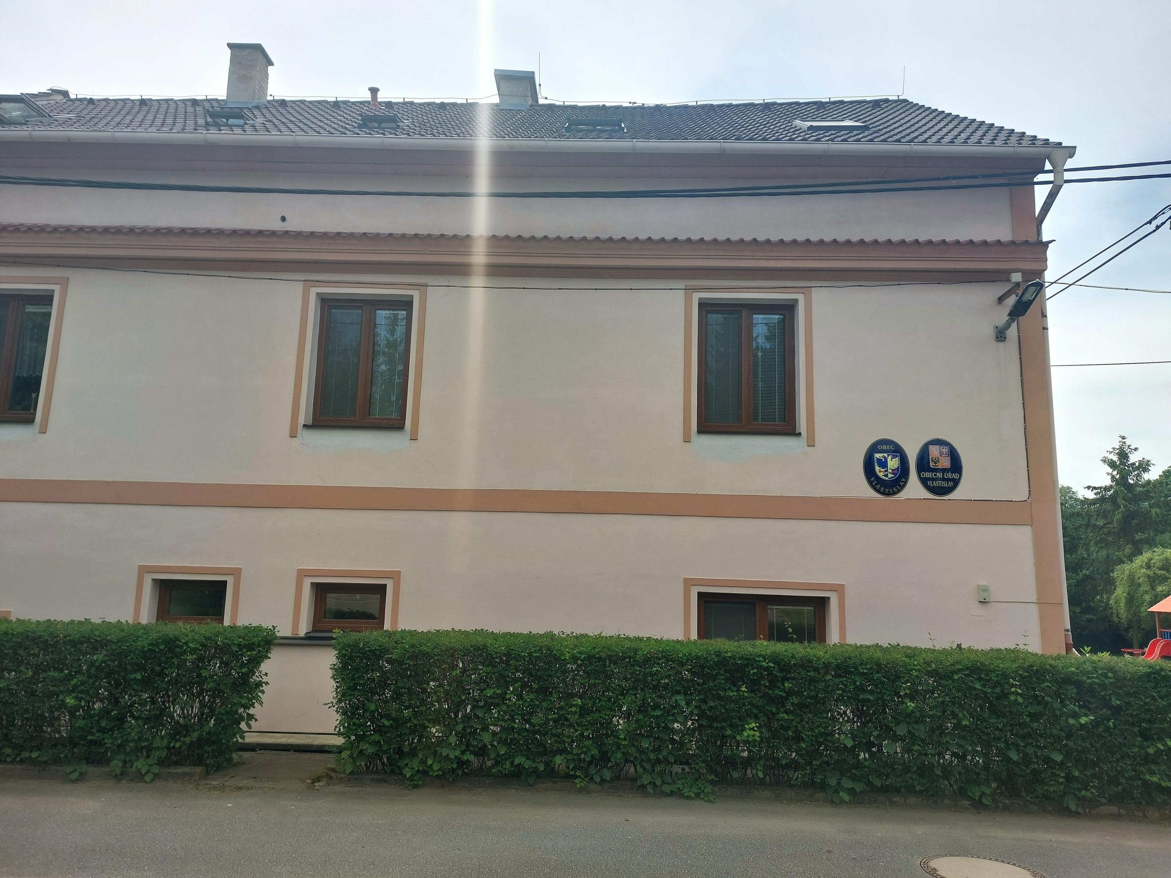 Vlastislav - obecní úřad foto 2