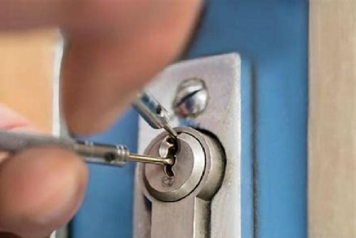 ZÁMEČNÍK - OTEVÍRÁNÍ DVEŘÍ / BYTŮ / AUT