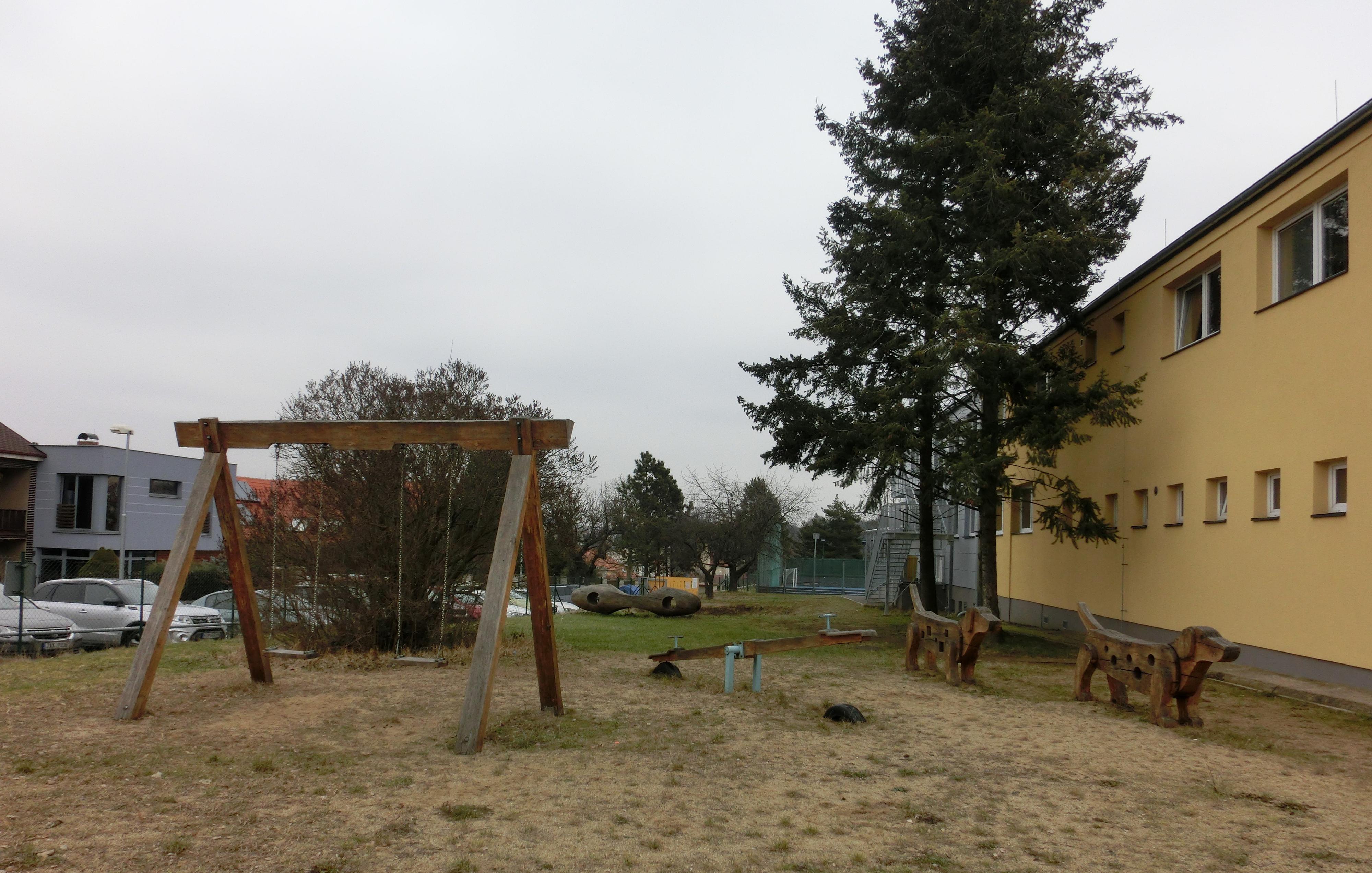 ZŠ Praha 5 - Řeporyje, Od Školy foto 5