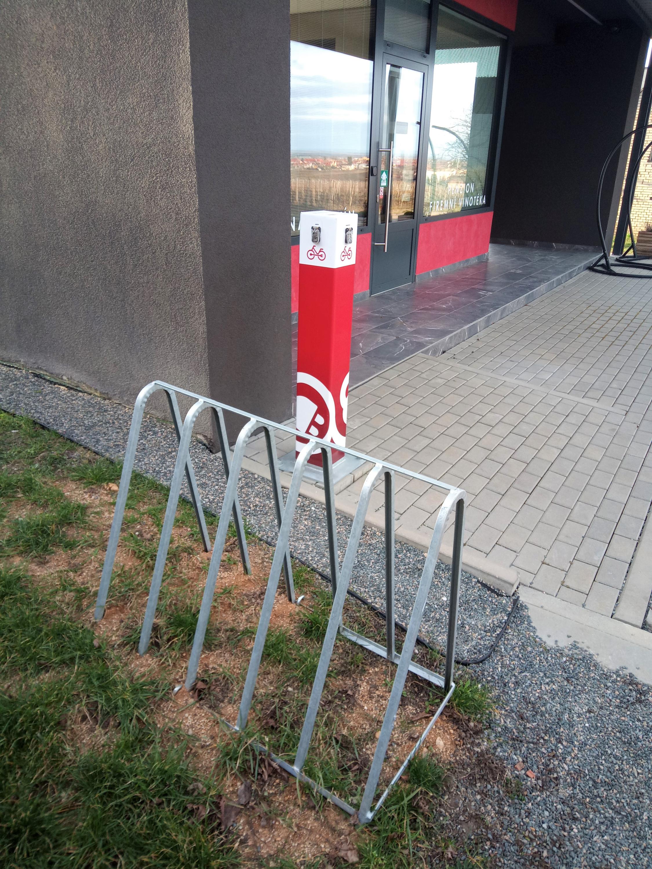 Vinařství Vladimír Tetur - nabíjecí stanice foto 4