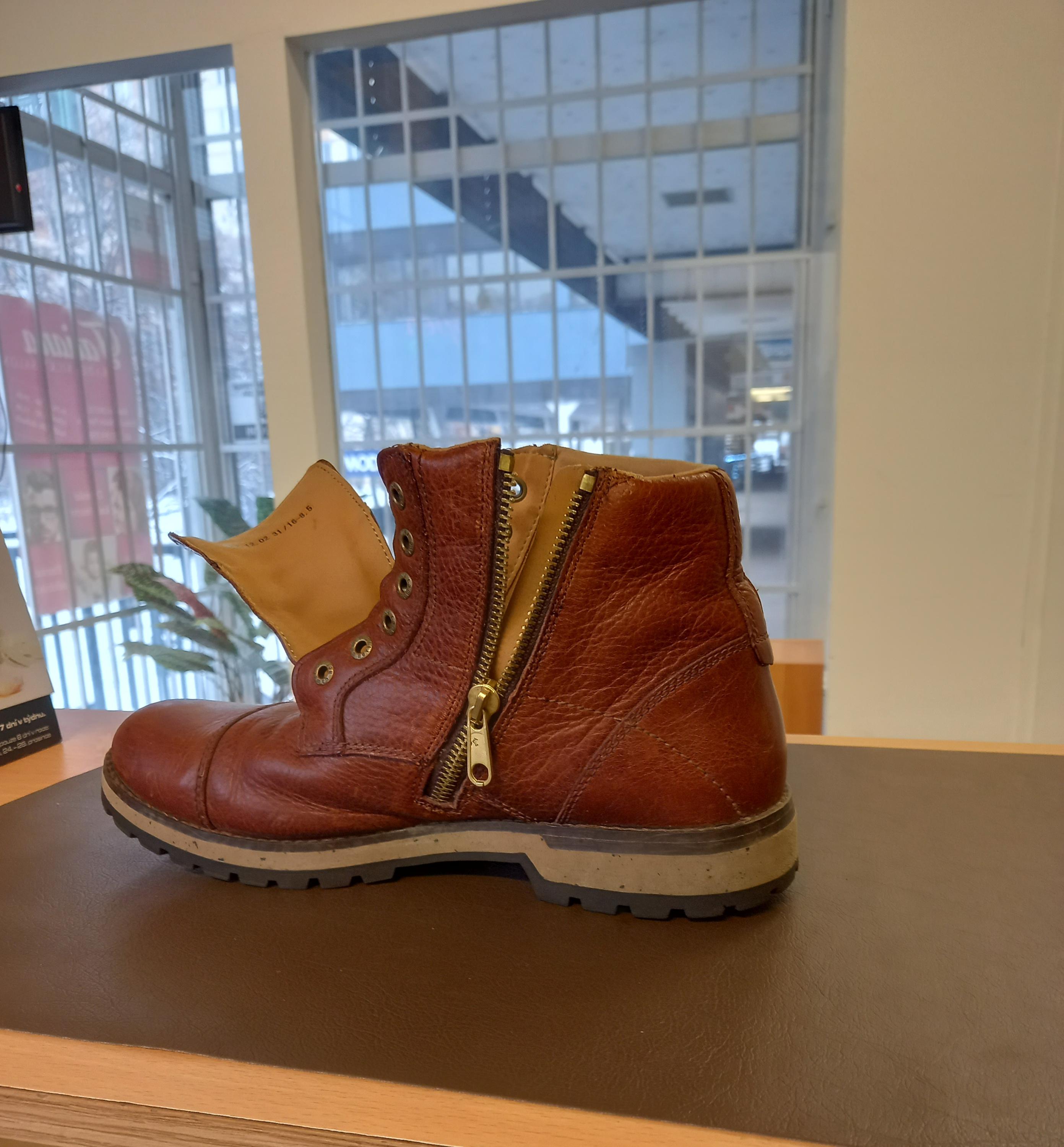 Vasyl Irha - Opravna obuvi a Čalounictví foto 2