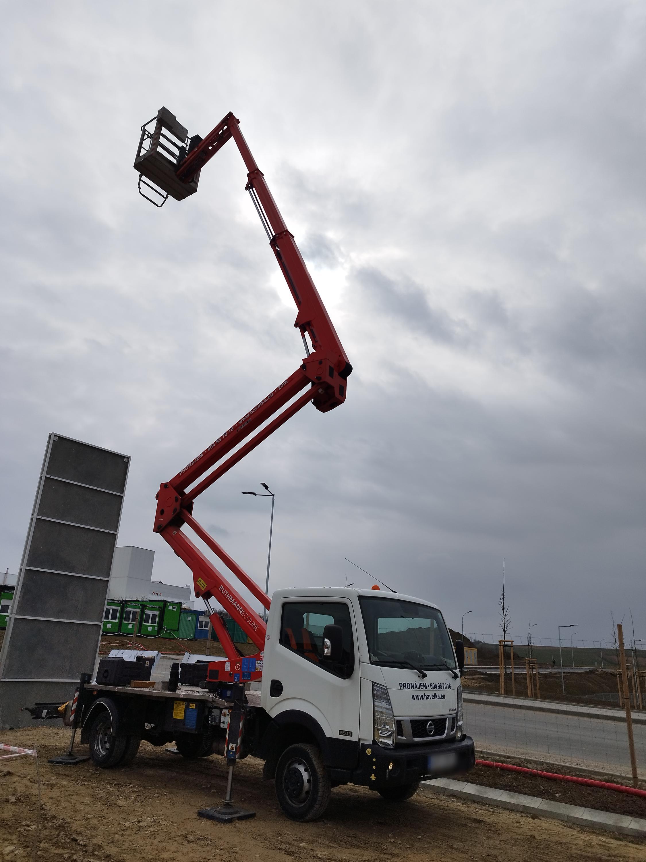 Práce s vysokozdvižnou plošinou - Oldřich Kachyňa foto 4