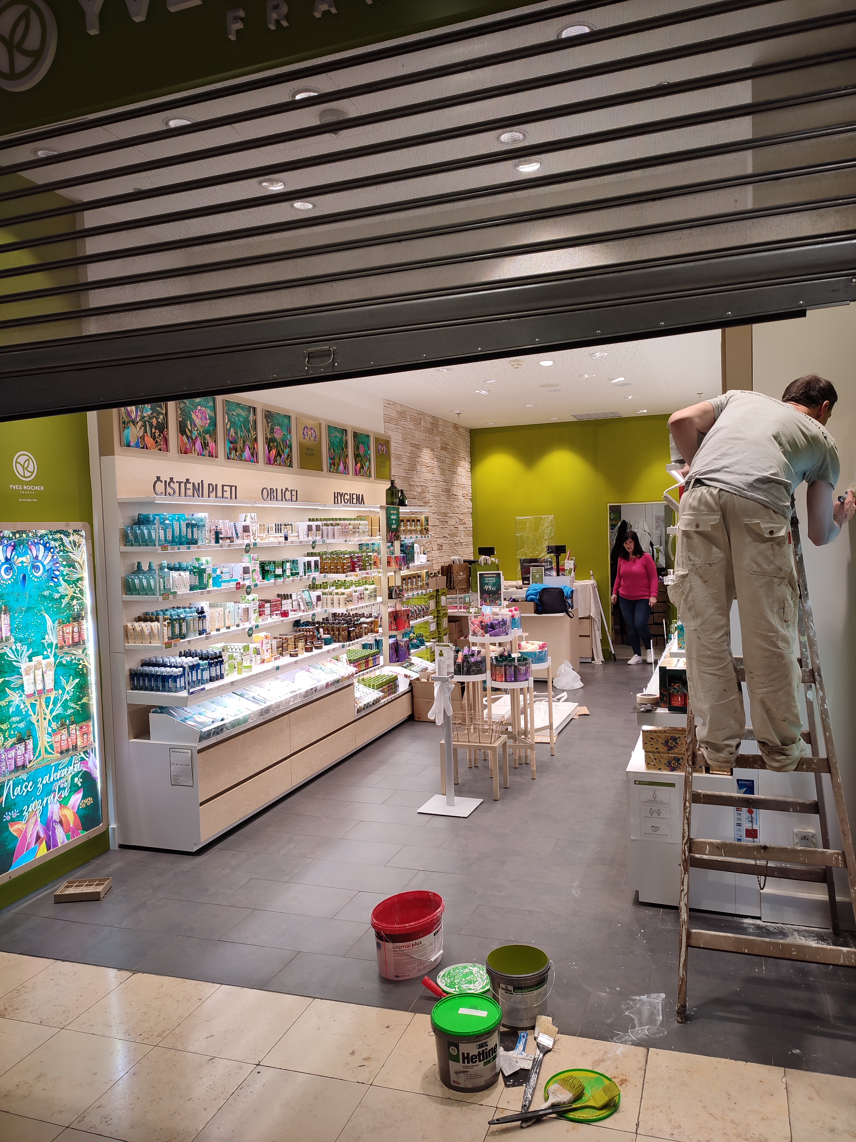 Malování obchodů včetně přikrytí a úklidu