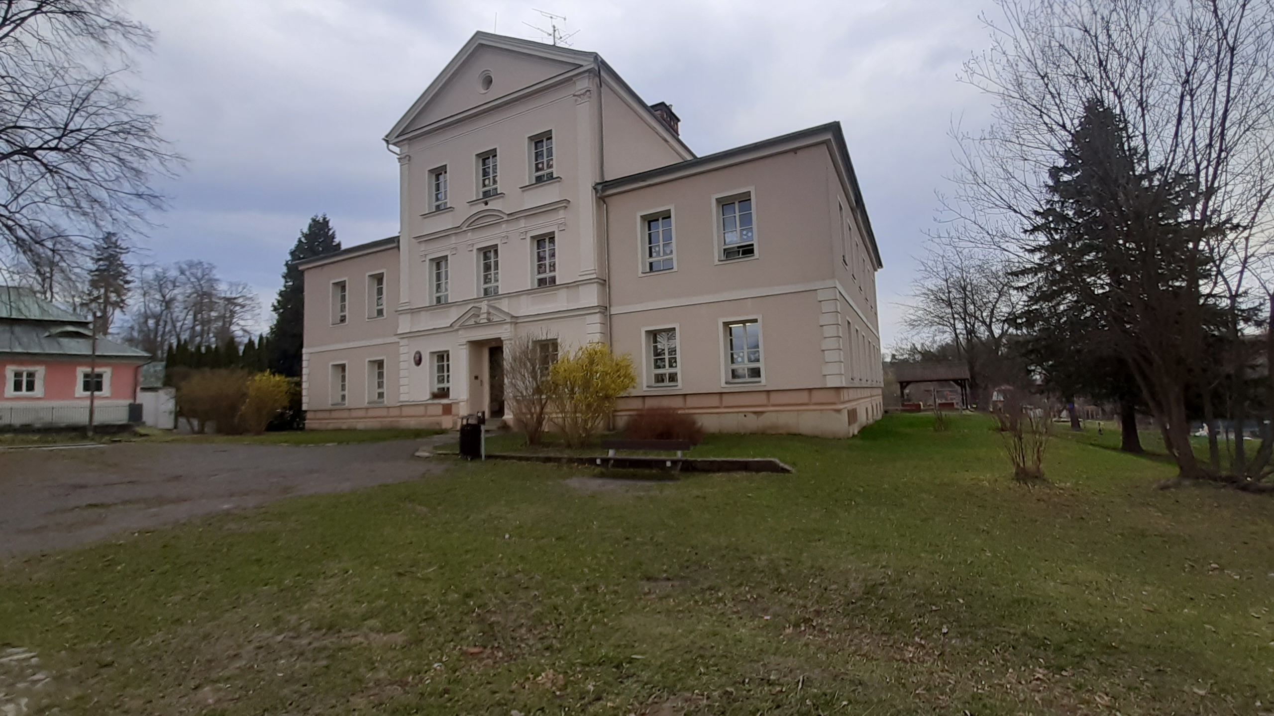 Základní škola a Mateřská škola Sloup v Čechách foto 2