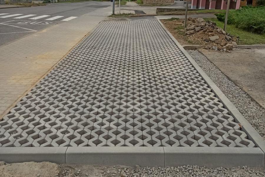 Pokládání zámkové dlažby