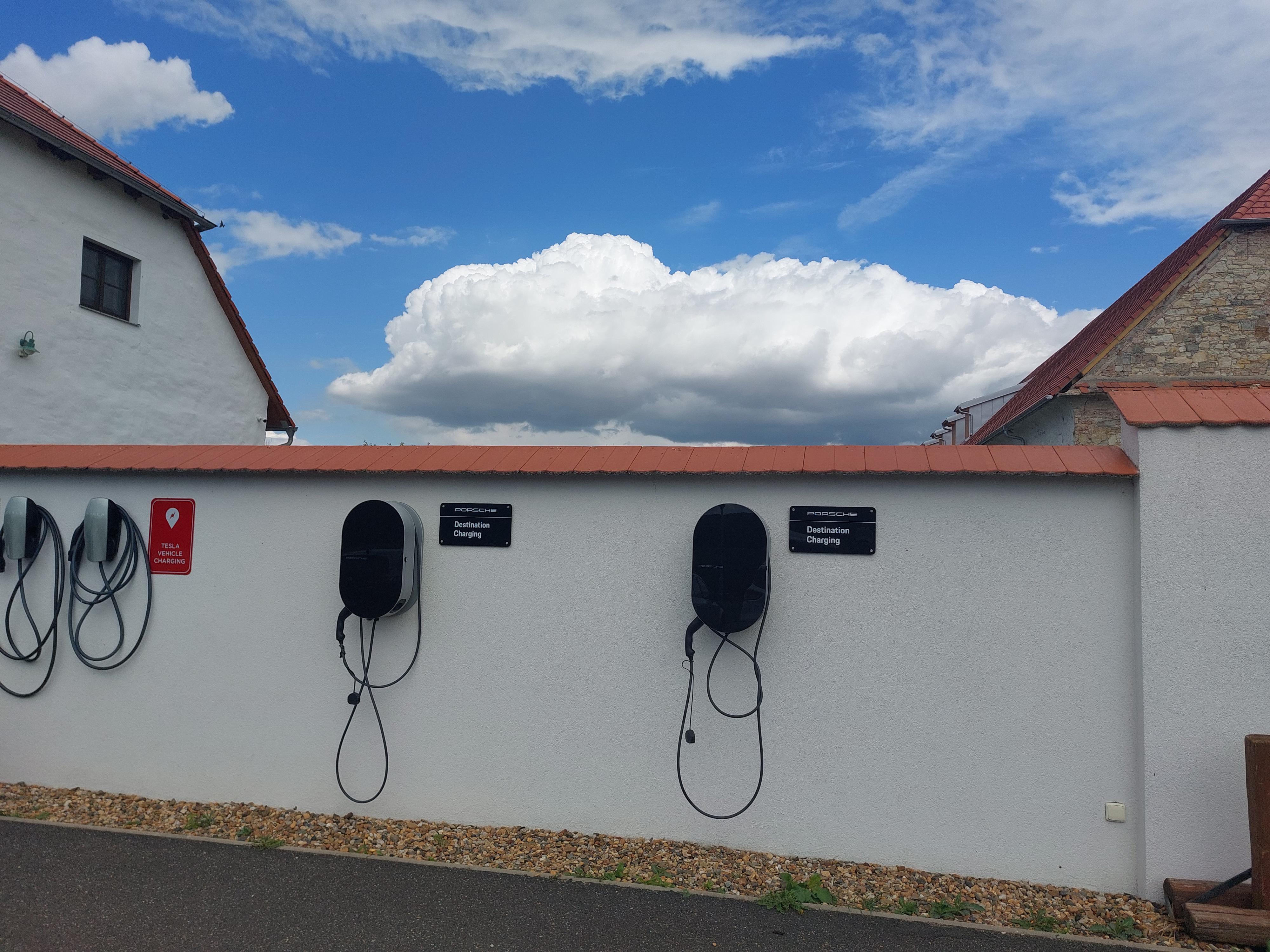 Dvůr Perlová Voda | nabíjecí stanice pro elektromobily foto 2