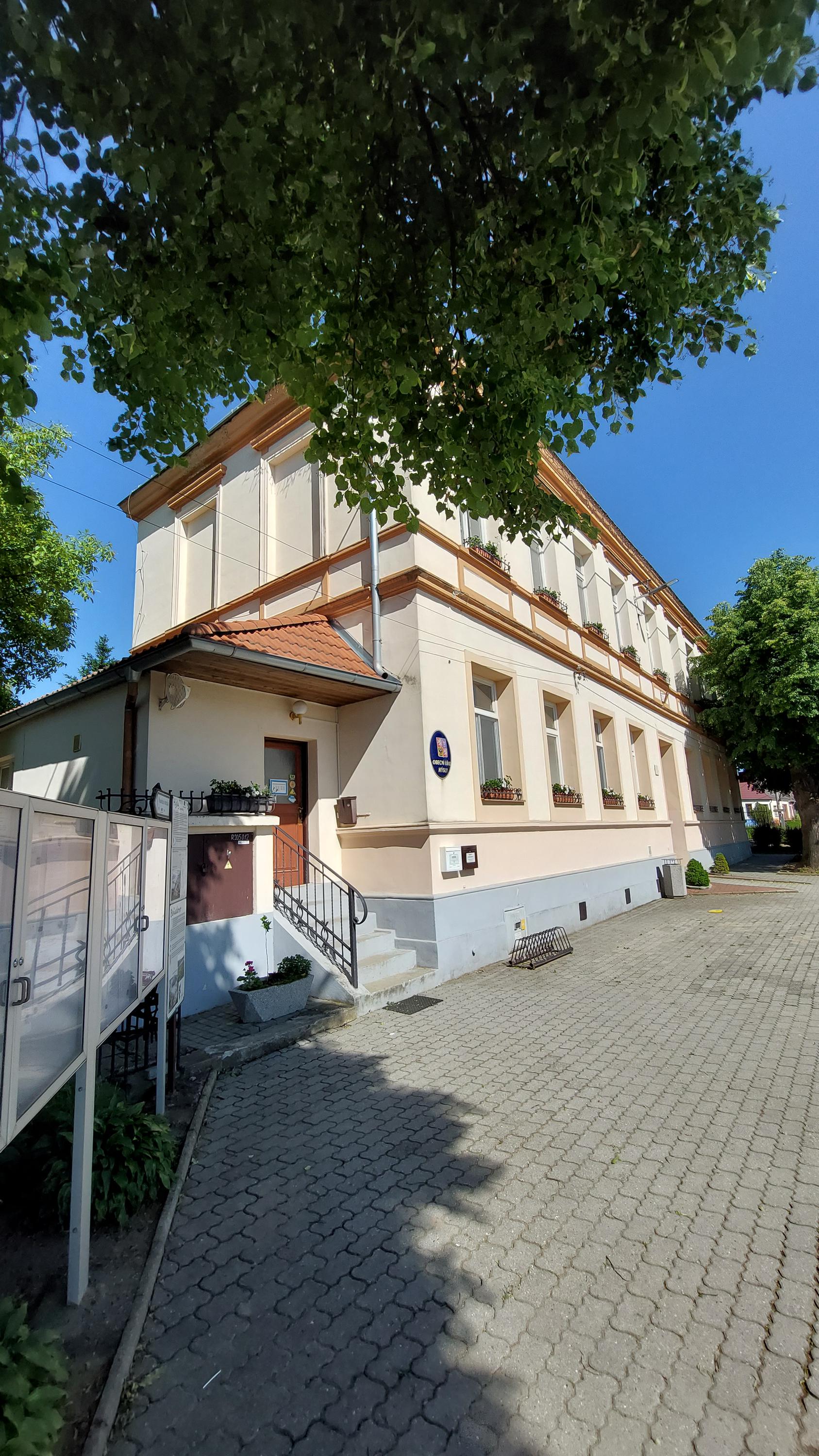 Hýsly - obecní úřad foto 2