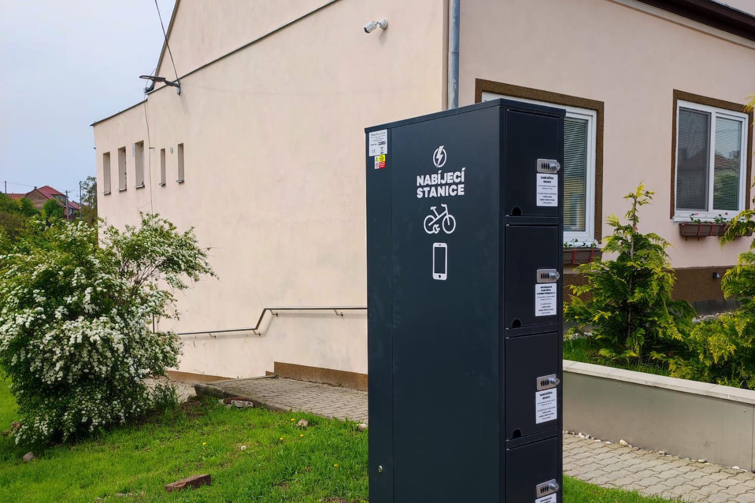Nabíjecí stanice pro elektrokola a mobilní zařízení
