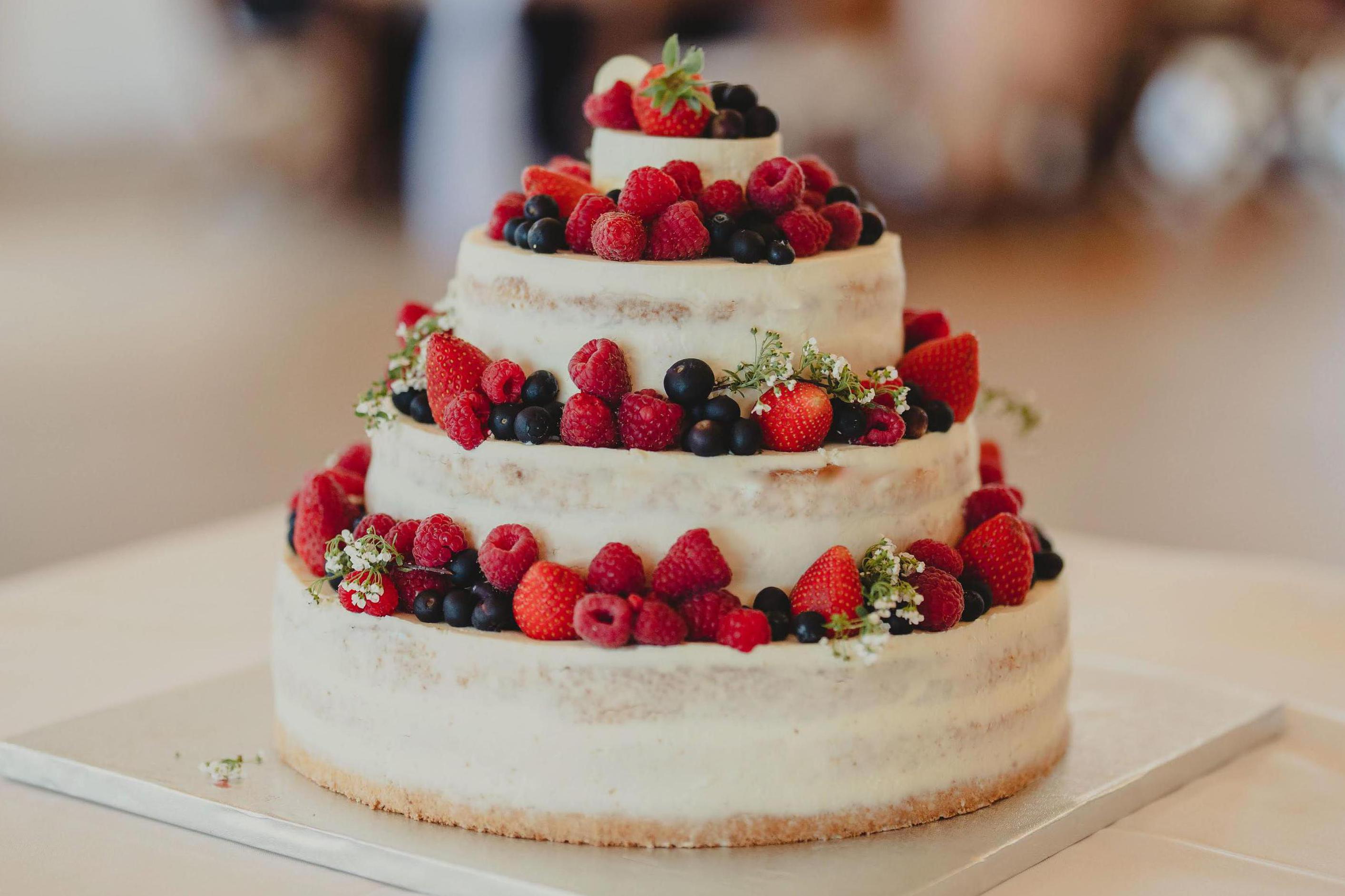 Výroba svatebního dortu a sladkého baru