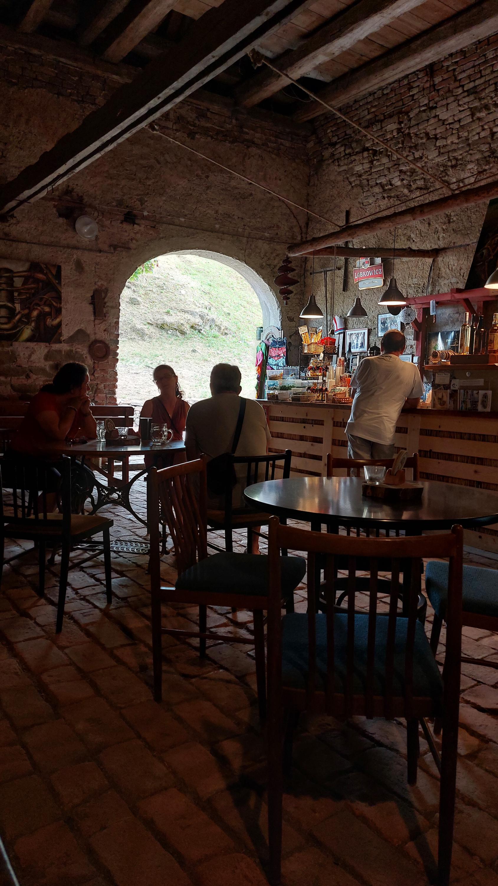 Dřevěný bar