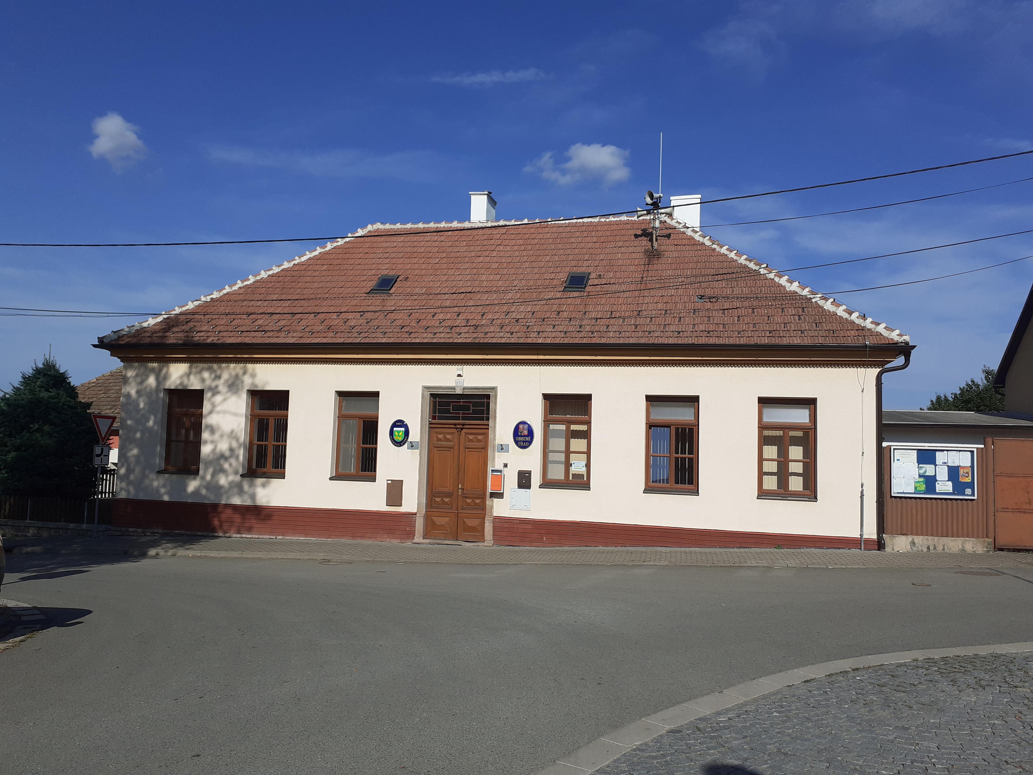 Hluboké Dvory - obecní úřad