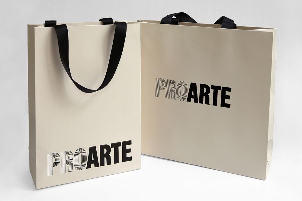 Výroba papírových tašek s logem a stuhami