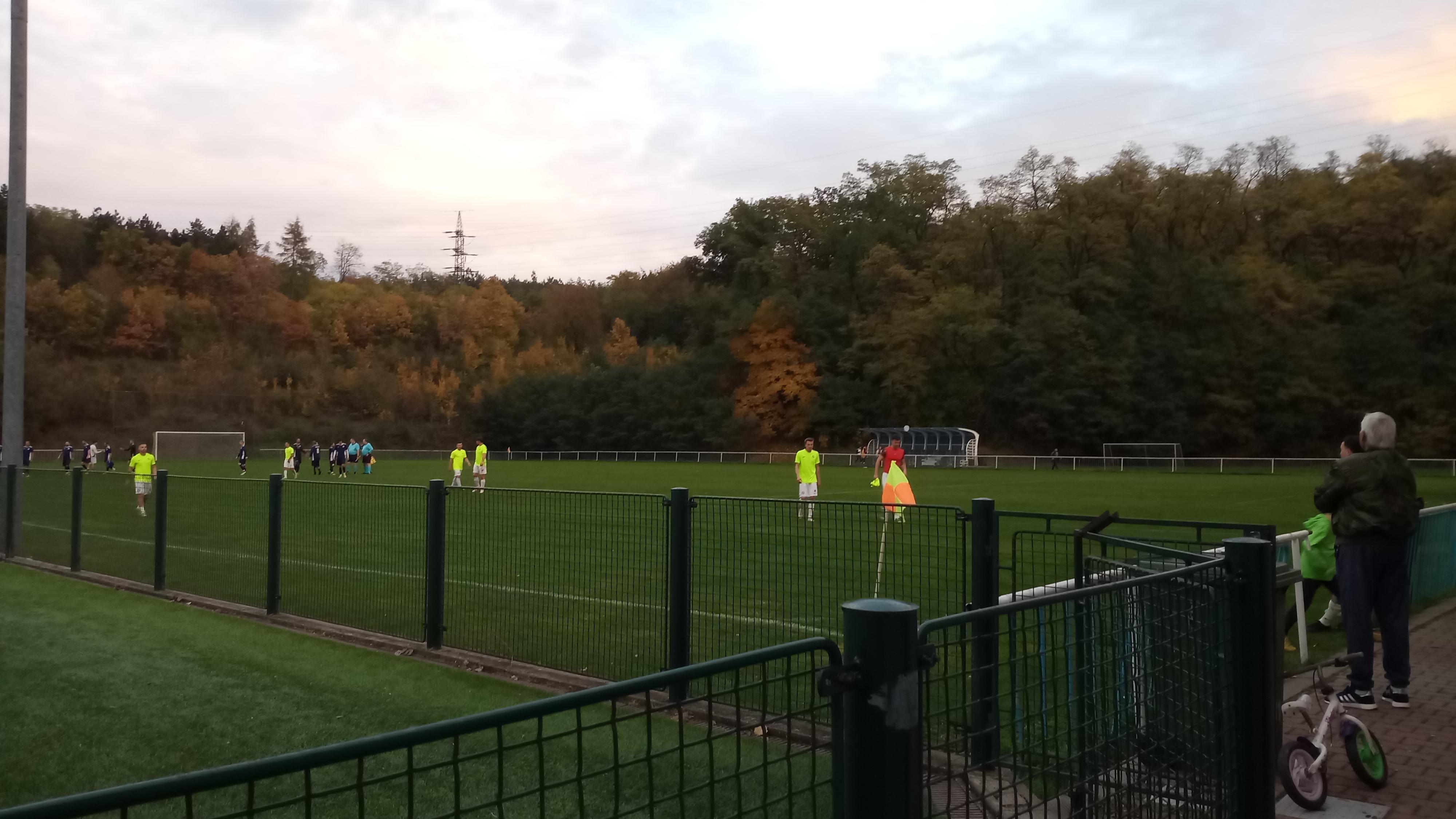 Fotbalové hřiště TJ Kyje Praha 14 foto 2