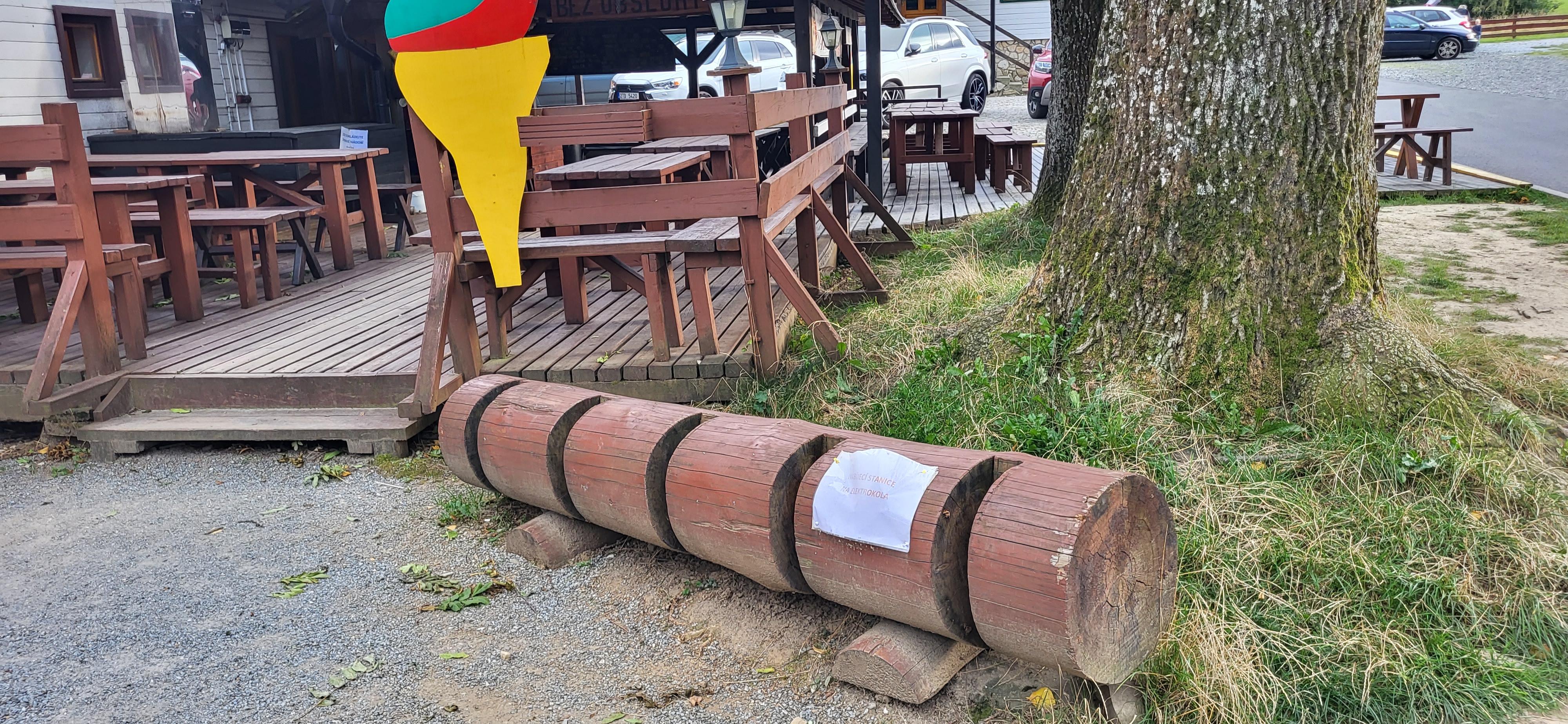 řejnRestaurace Rejviz - nabíjecí zásuvka foto 4