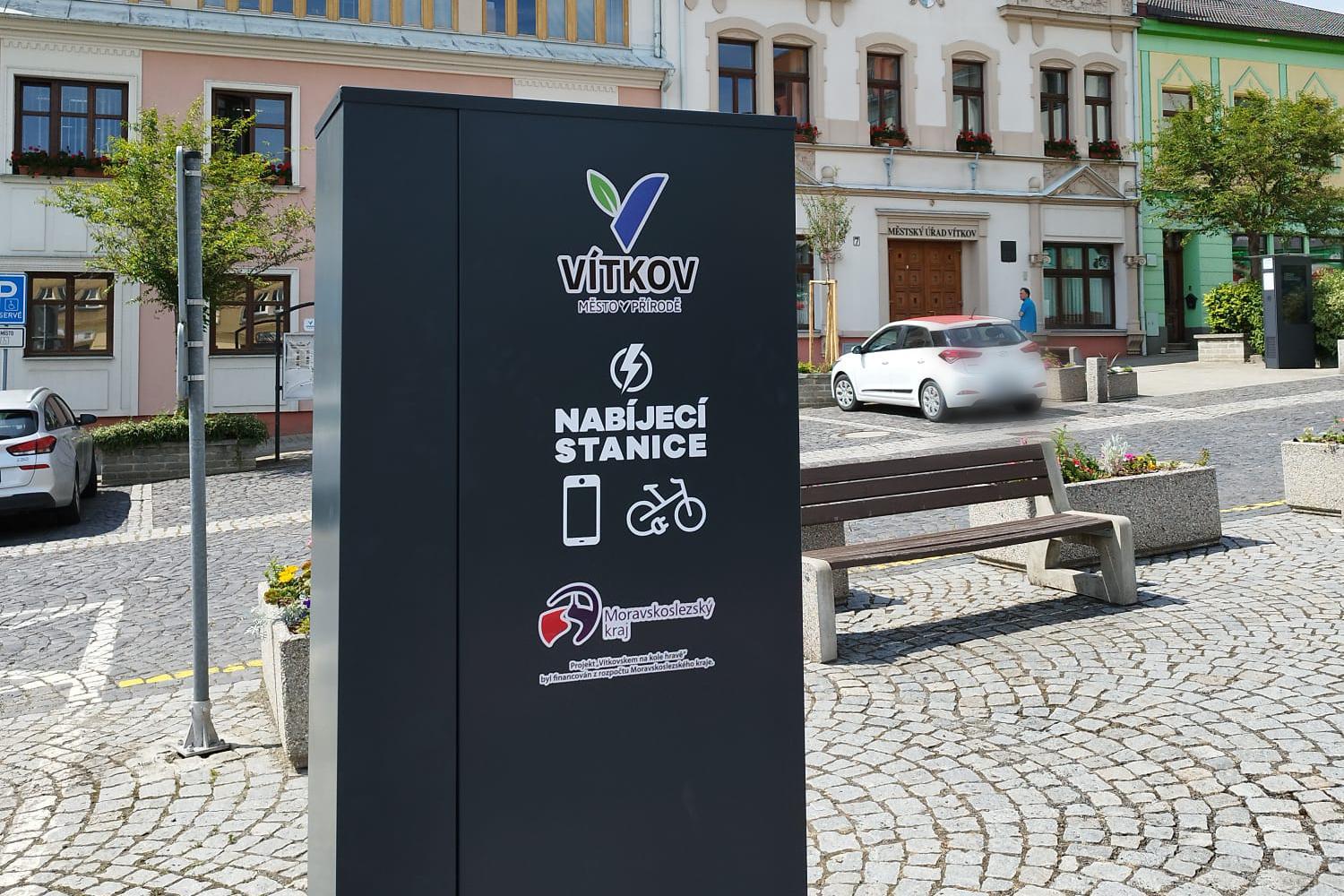 Nabíjecí stanice pro elektrokola a mobilní zařízení