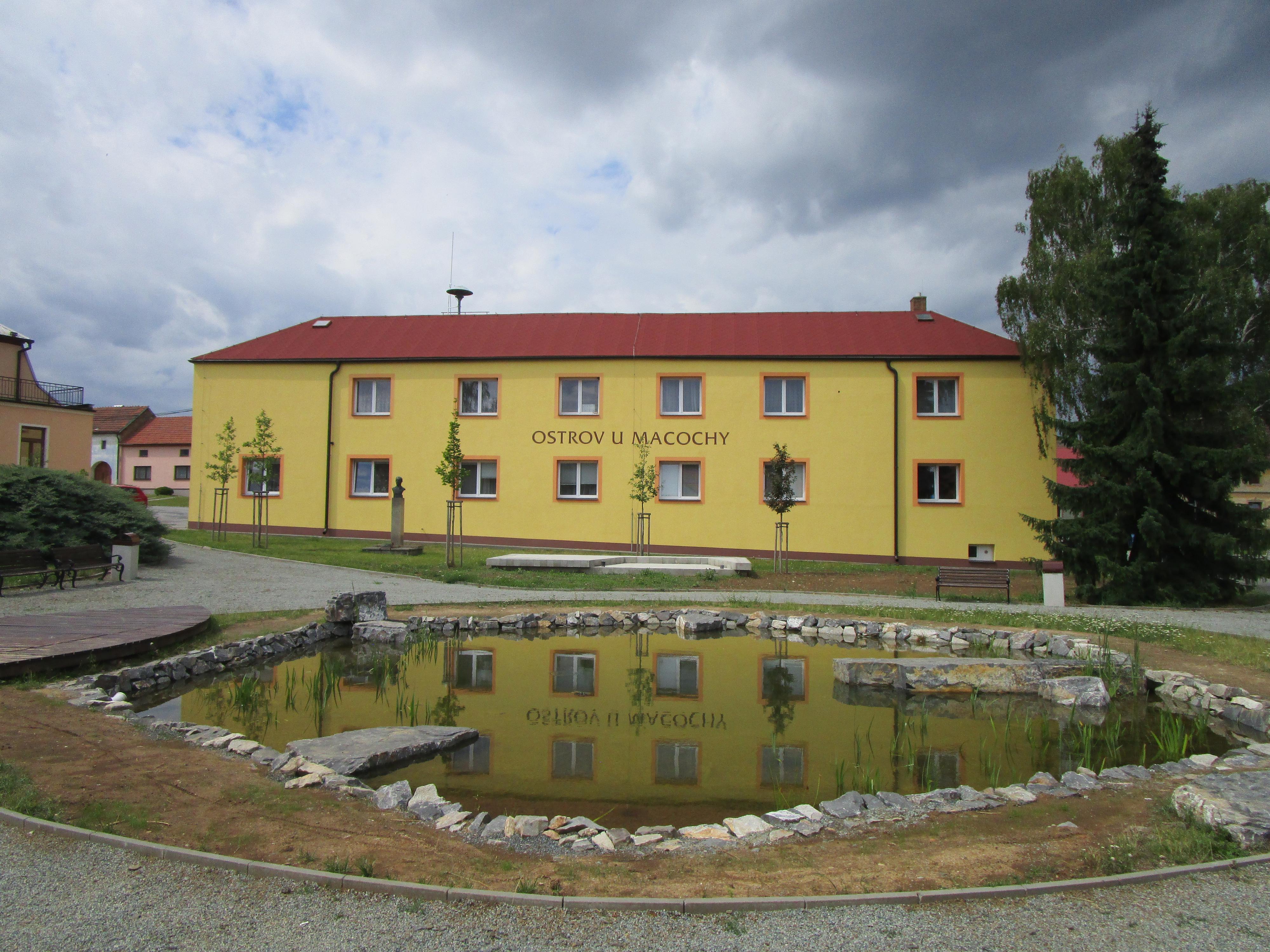 Ostrov u Macochy - úřad městyse foto 3