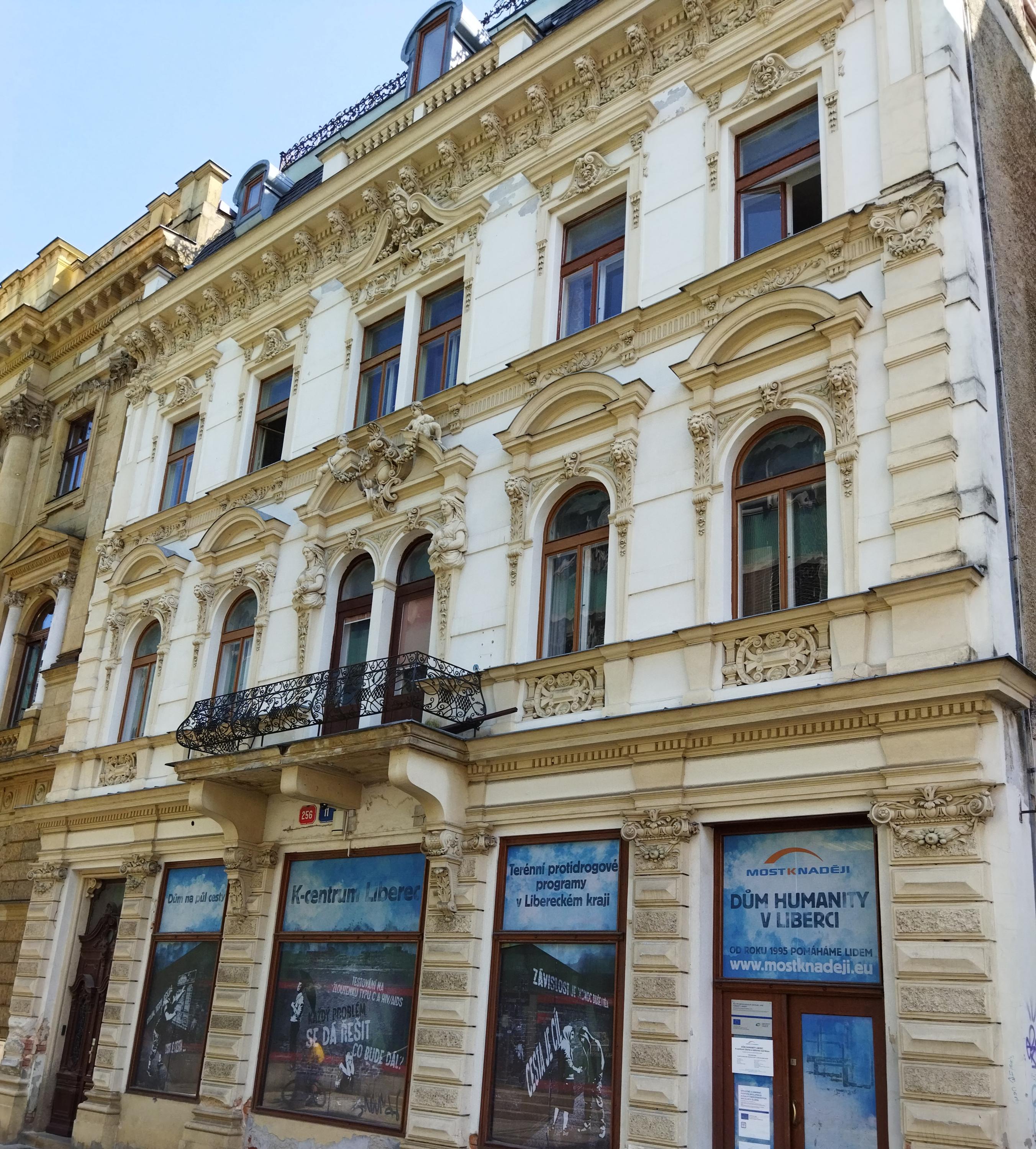 Dům na půl cesty foto 2