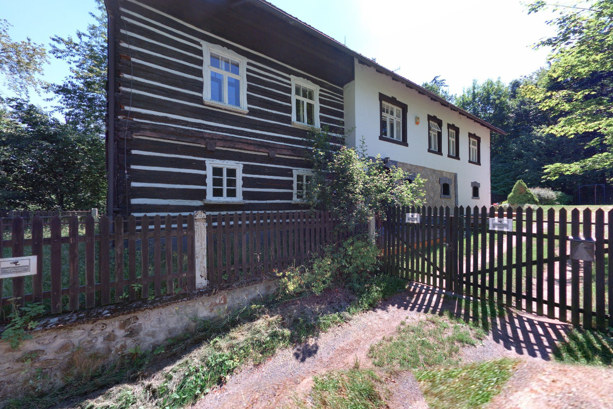 Roubenka nad řekou foto 1