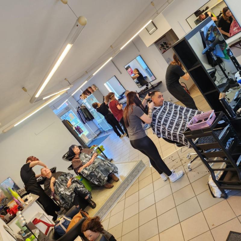 Střední škola služeb a řemesel Stochov - kadeřnický salon foto 2