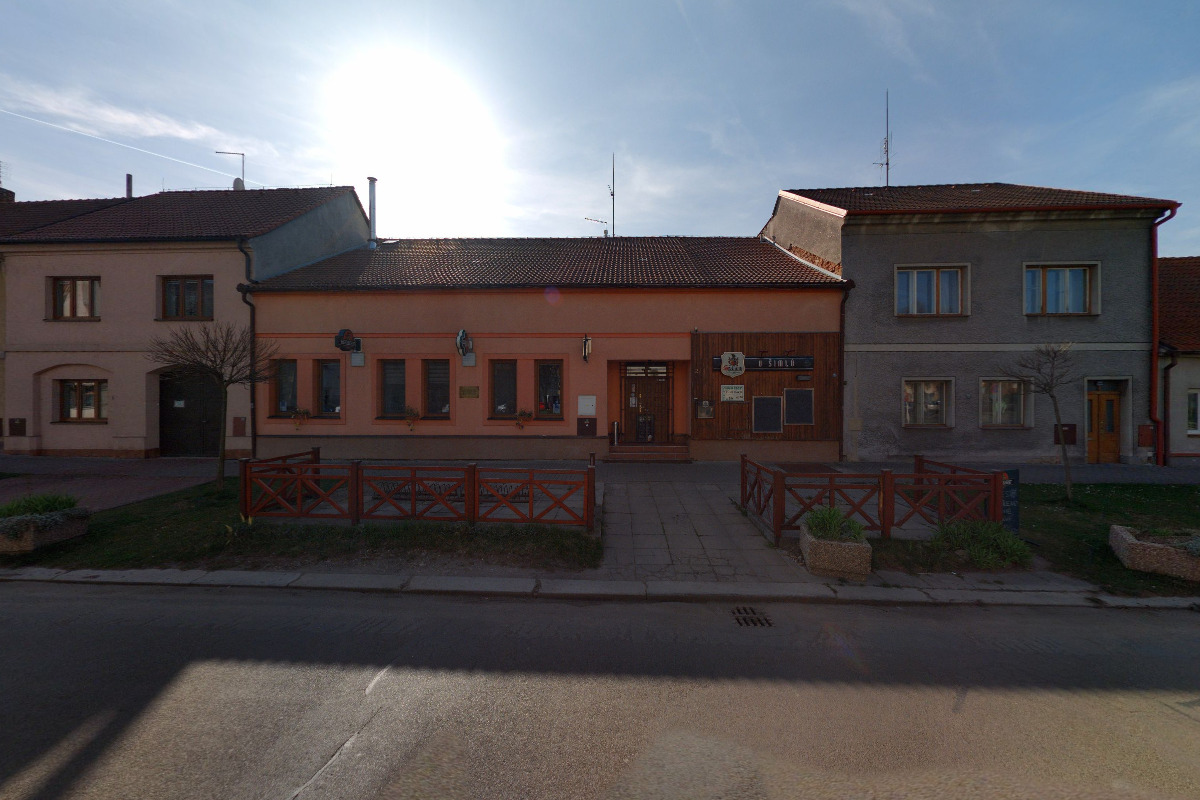 Potraviny u kostela foto 1
