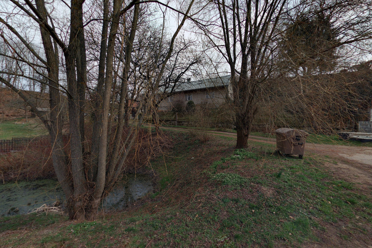 CHaloupka pod skalou