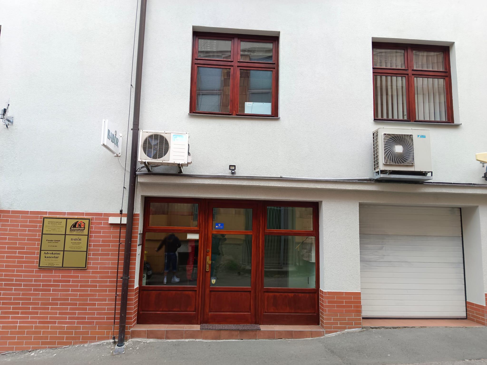 Advokát naproti obchodnímu domu