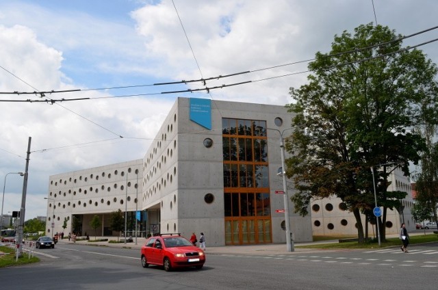 Studijní a vědecká knihovna v Hradci Králové foto 3