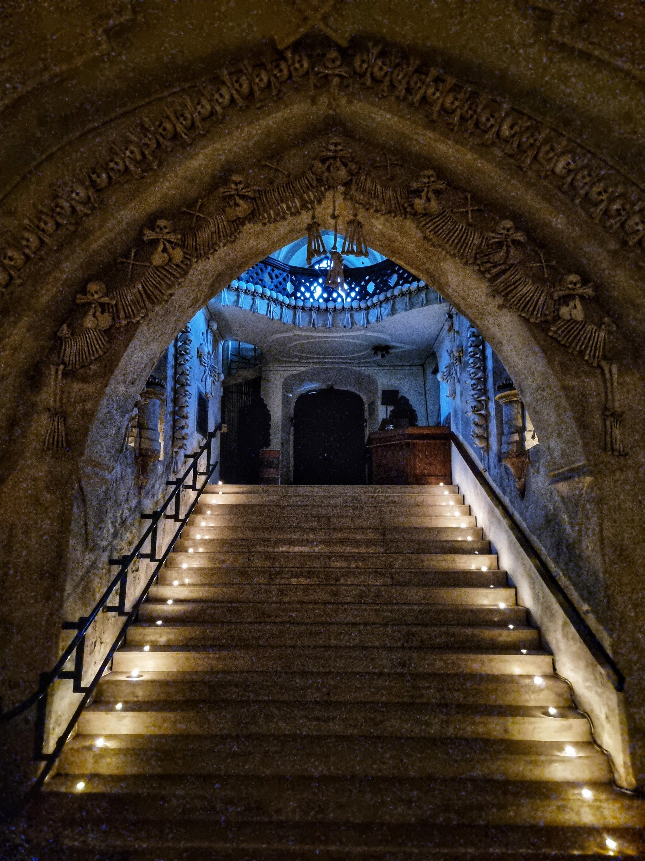 Kostel Všech svatých s kostnicí foto 6