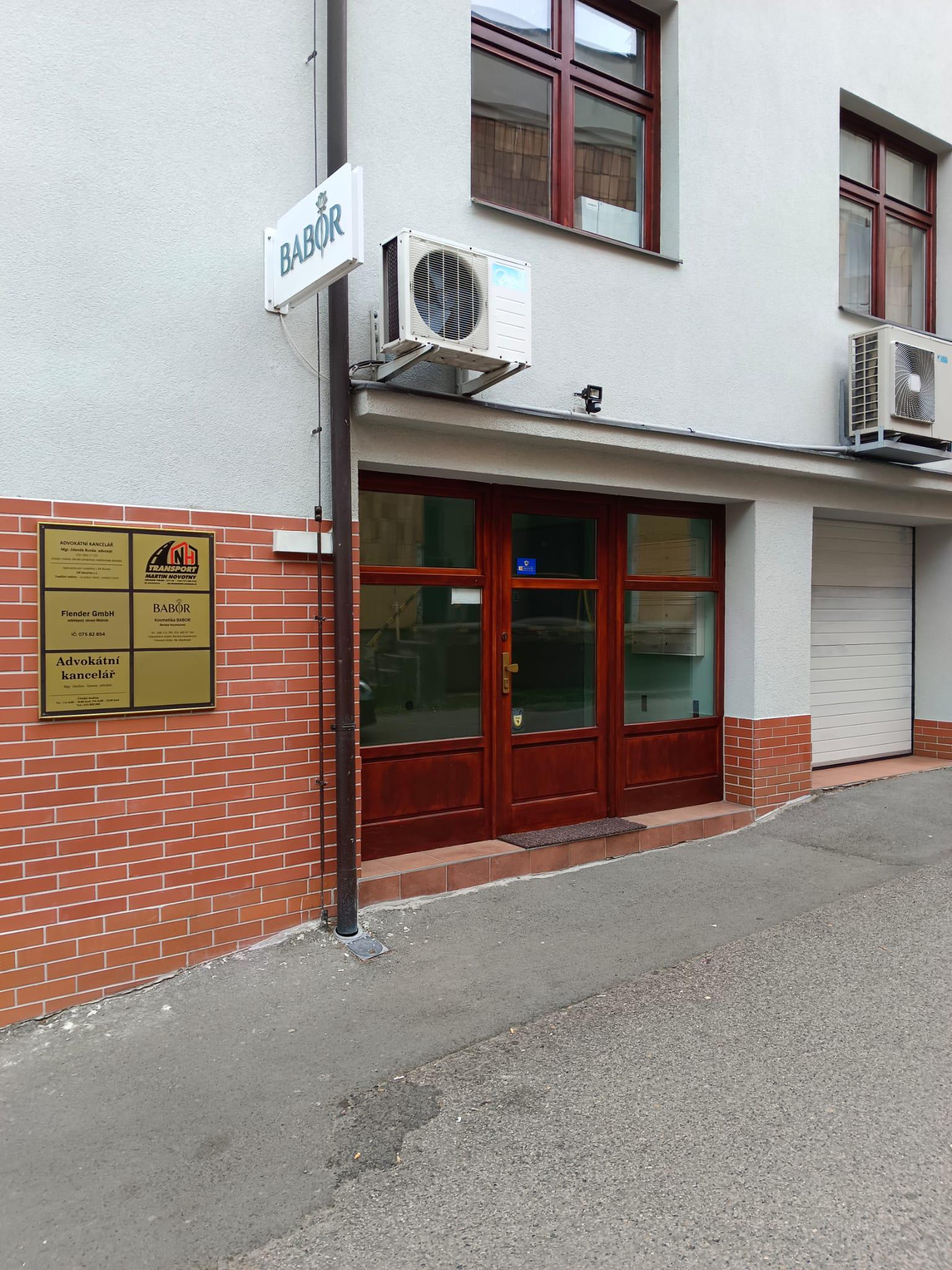 Advokát naproti obchodnímu domu foto 6