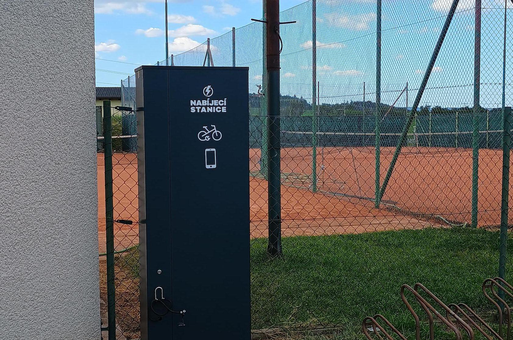 Nabíjecí stanice pro elektrokola a mobilní zařízení