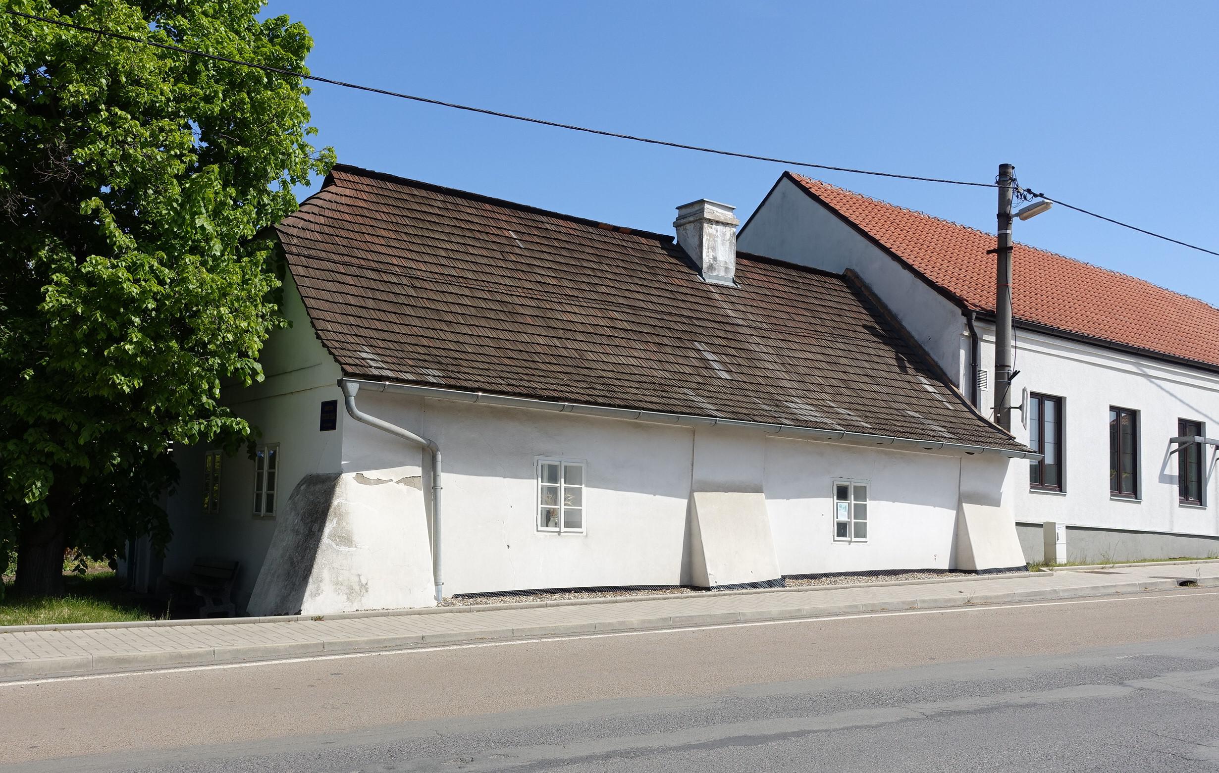 Památník Vítězslava Hálka foto 3