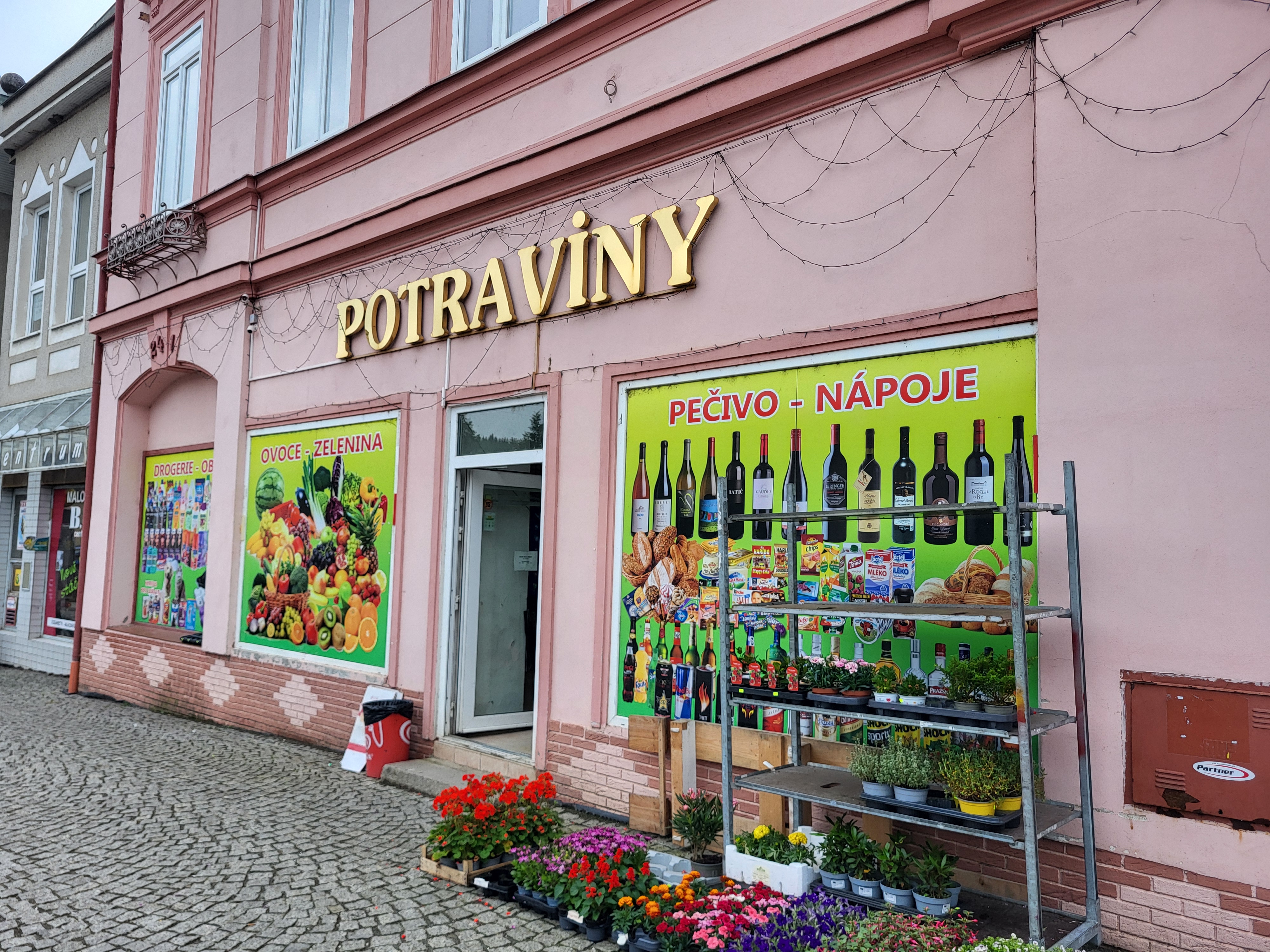 Potraviny náměstí Kašpara Šternberka 	241