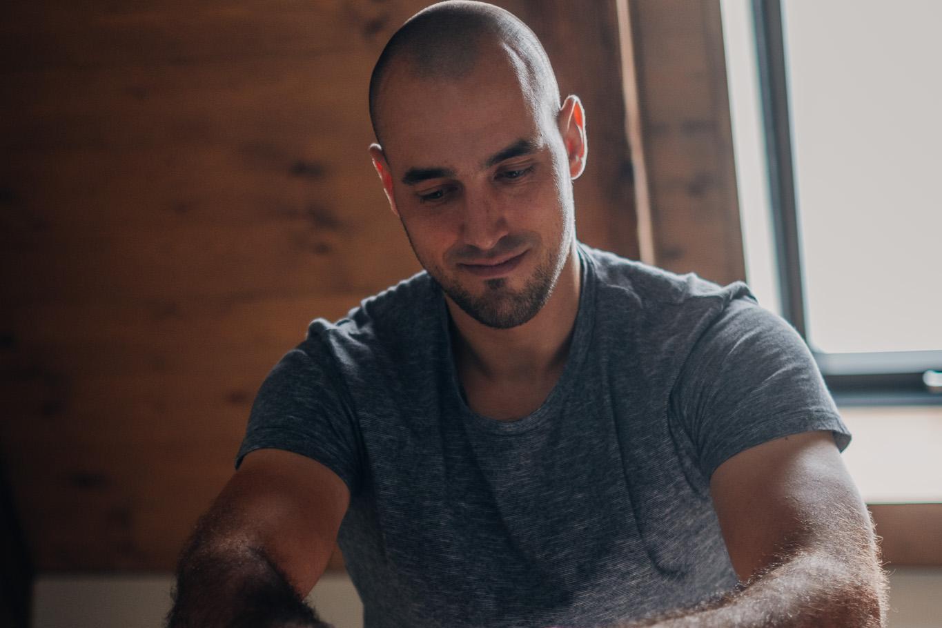 František masíruje