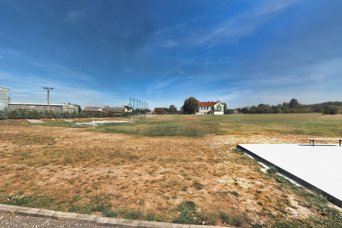 Fotbalové hřiště Dlouhá Lhota
