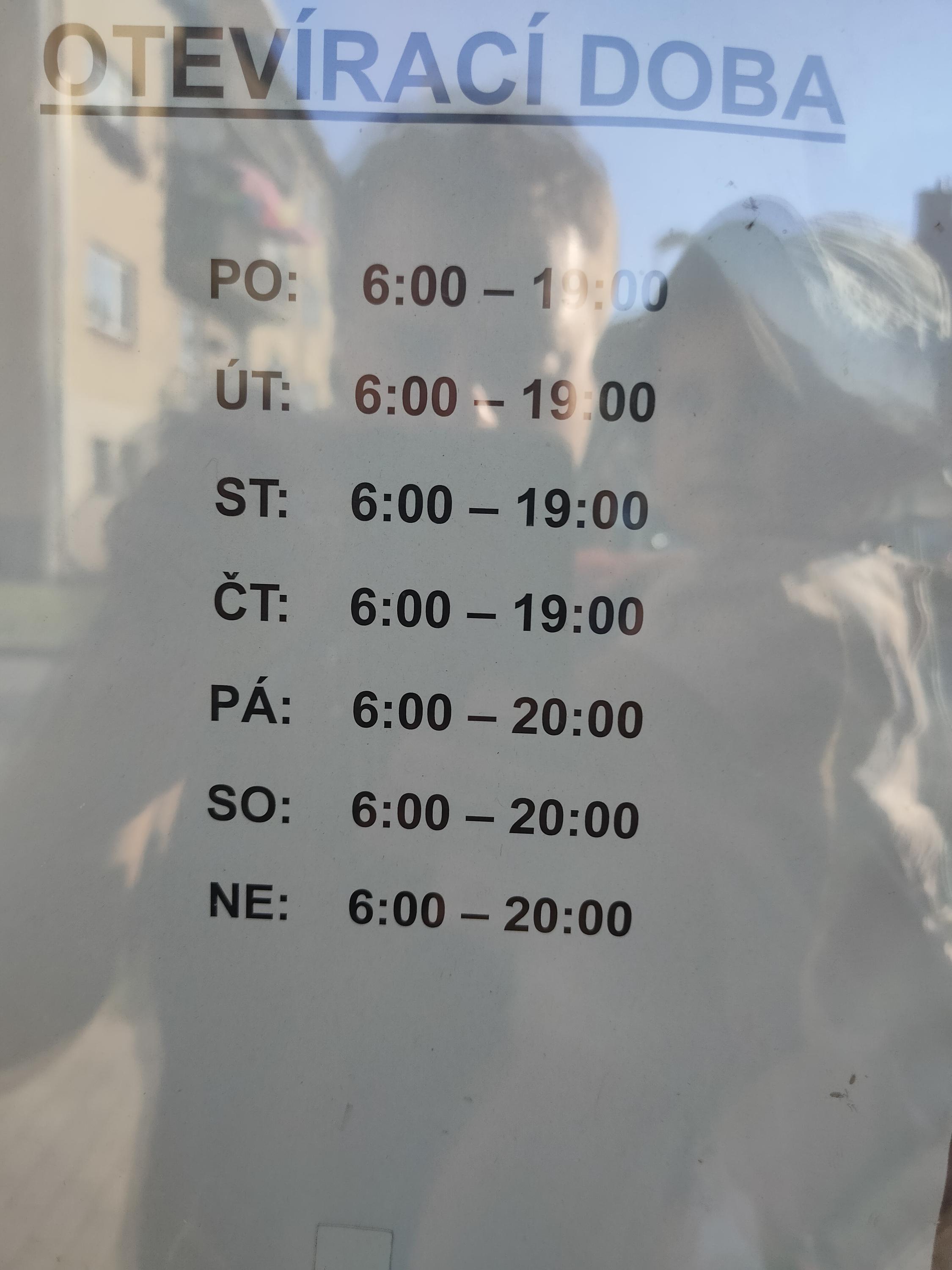 Smíšené zboží, maso, uzeniny u hřiště foto 2