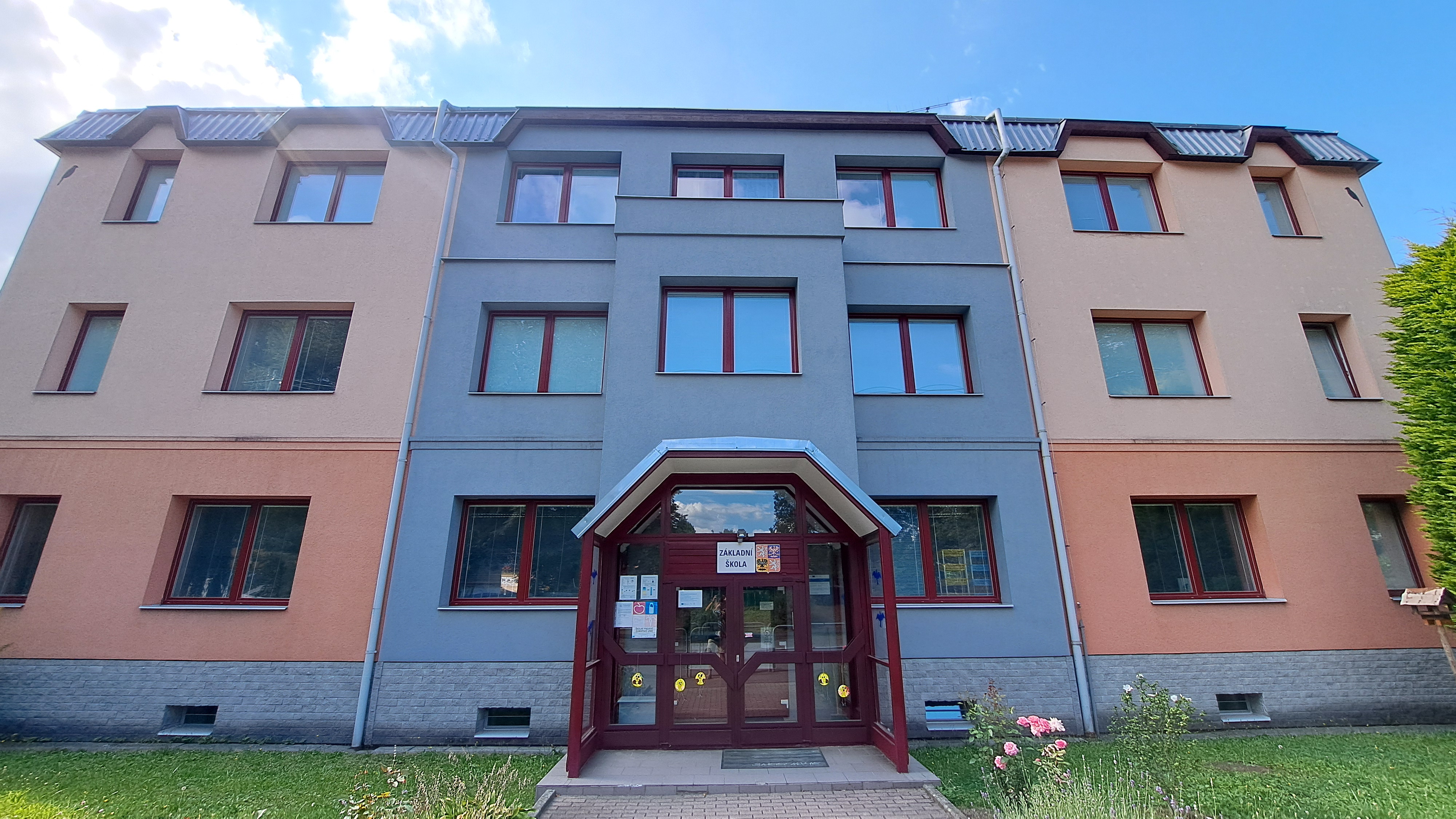 Základní škola Rožnov pod Radhoštěm, Tyršovo nábřeží foto 2