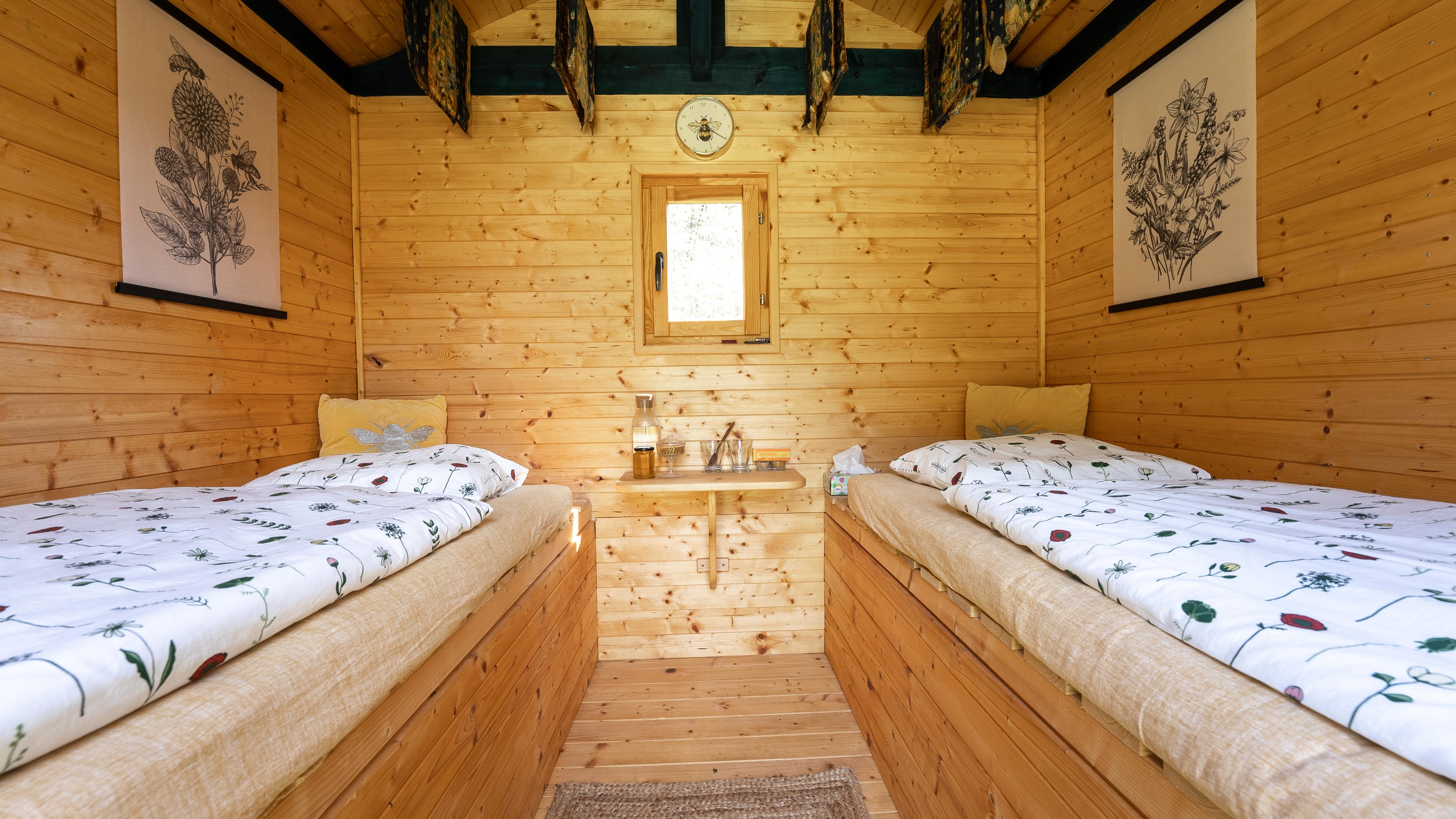 Spaní na včelách foto 2