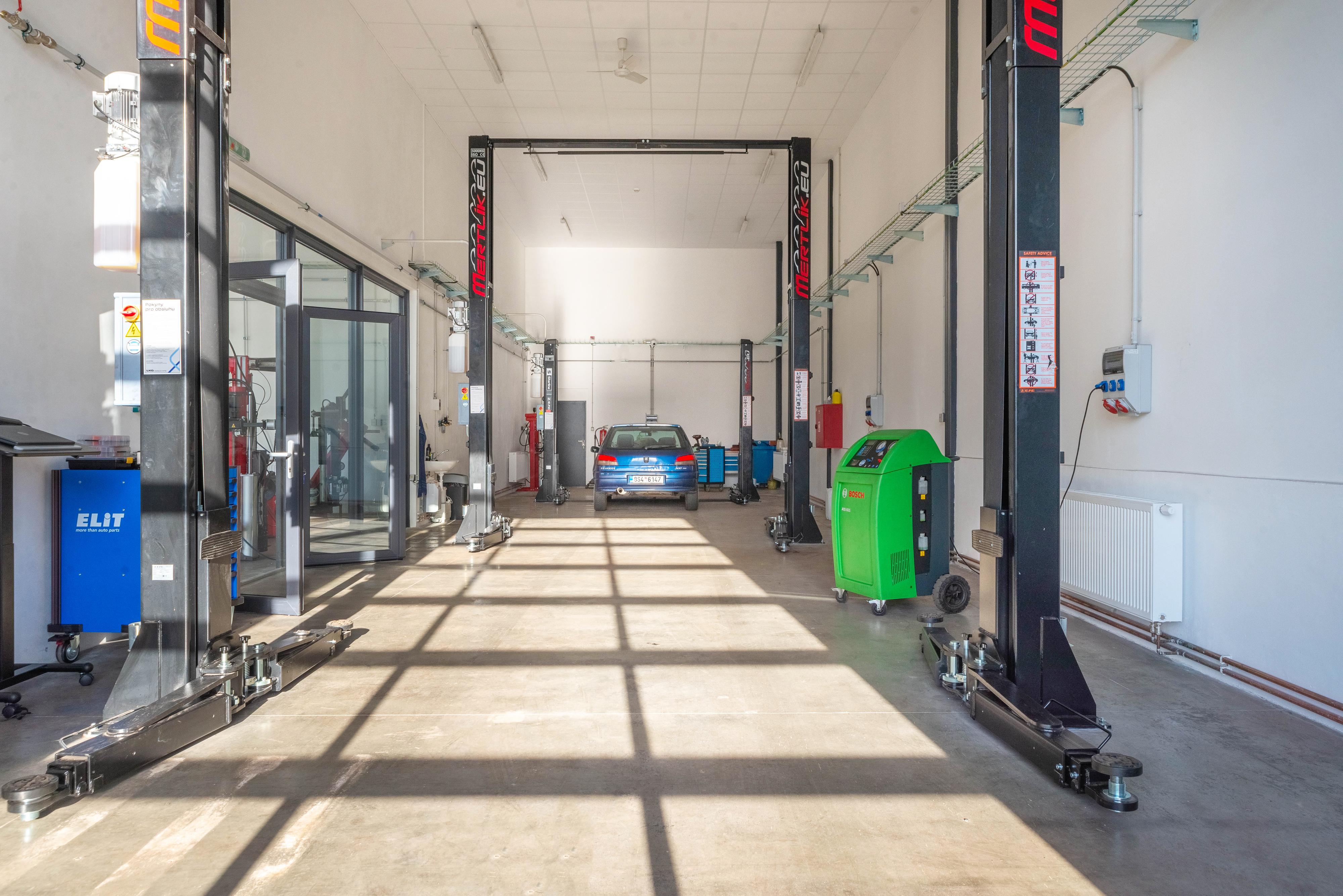 Mertlík.eu - profesionální osobní a nákladní servis foto 4