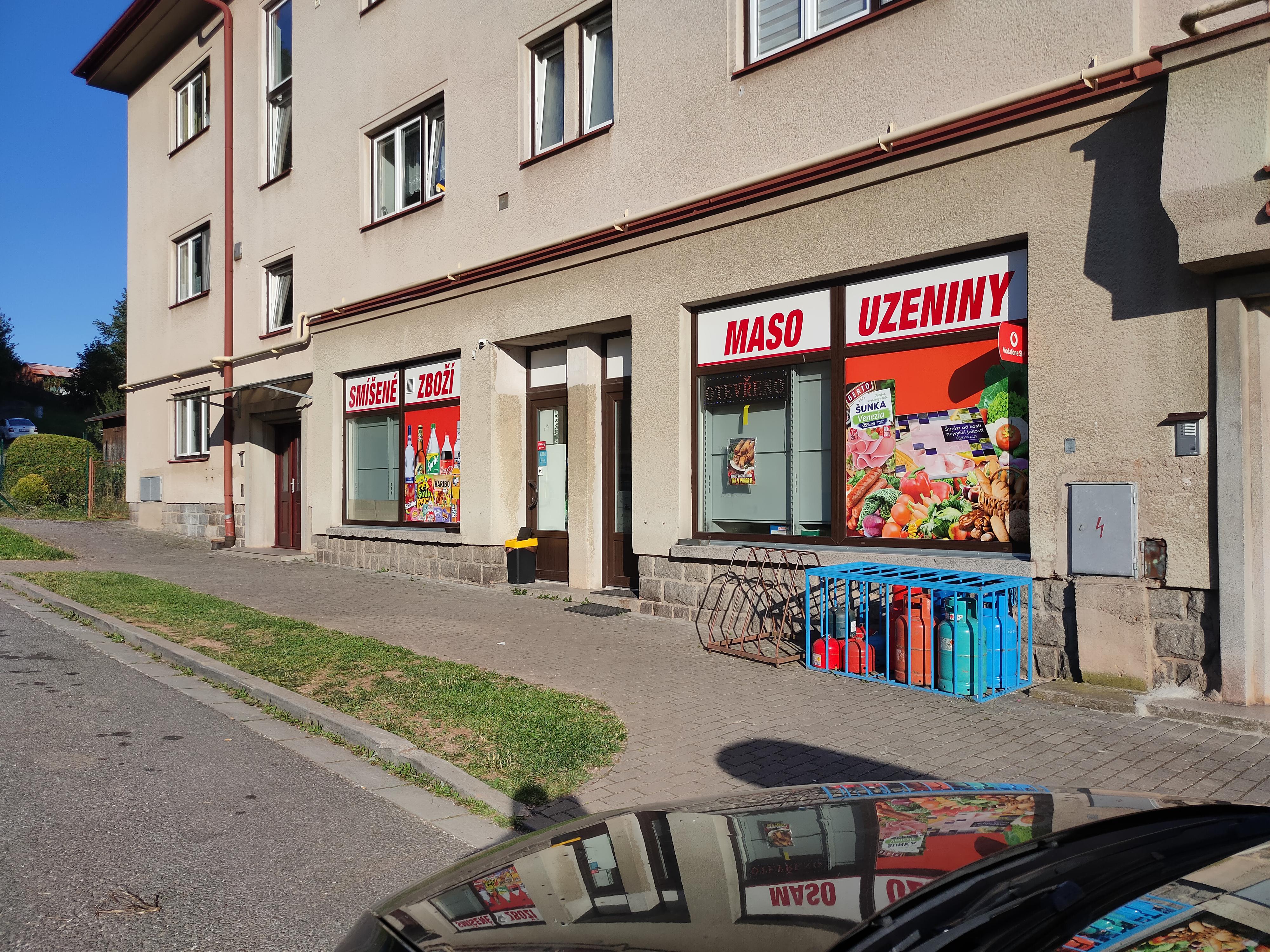 Smíšené zboží, maso, uzeniny u hřiště