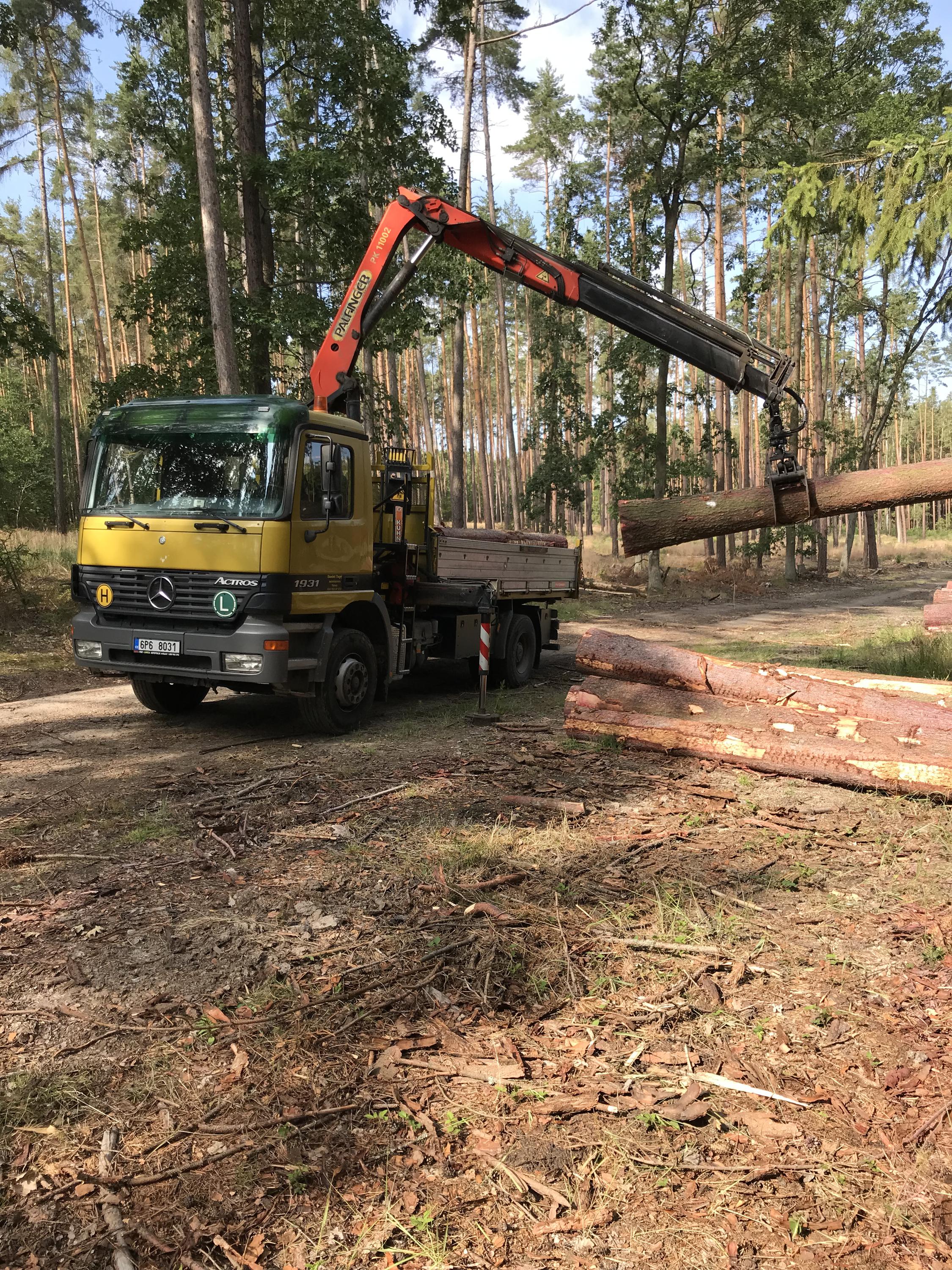 Nákladní silniční doprava u společenského a kulturního centra foto 3