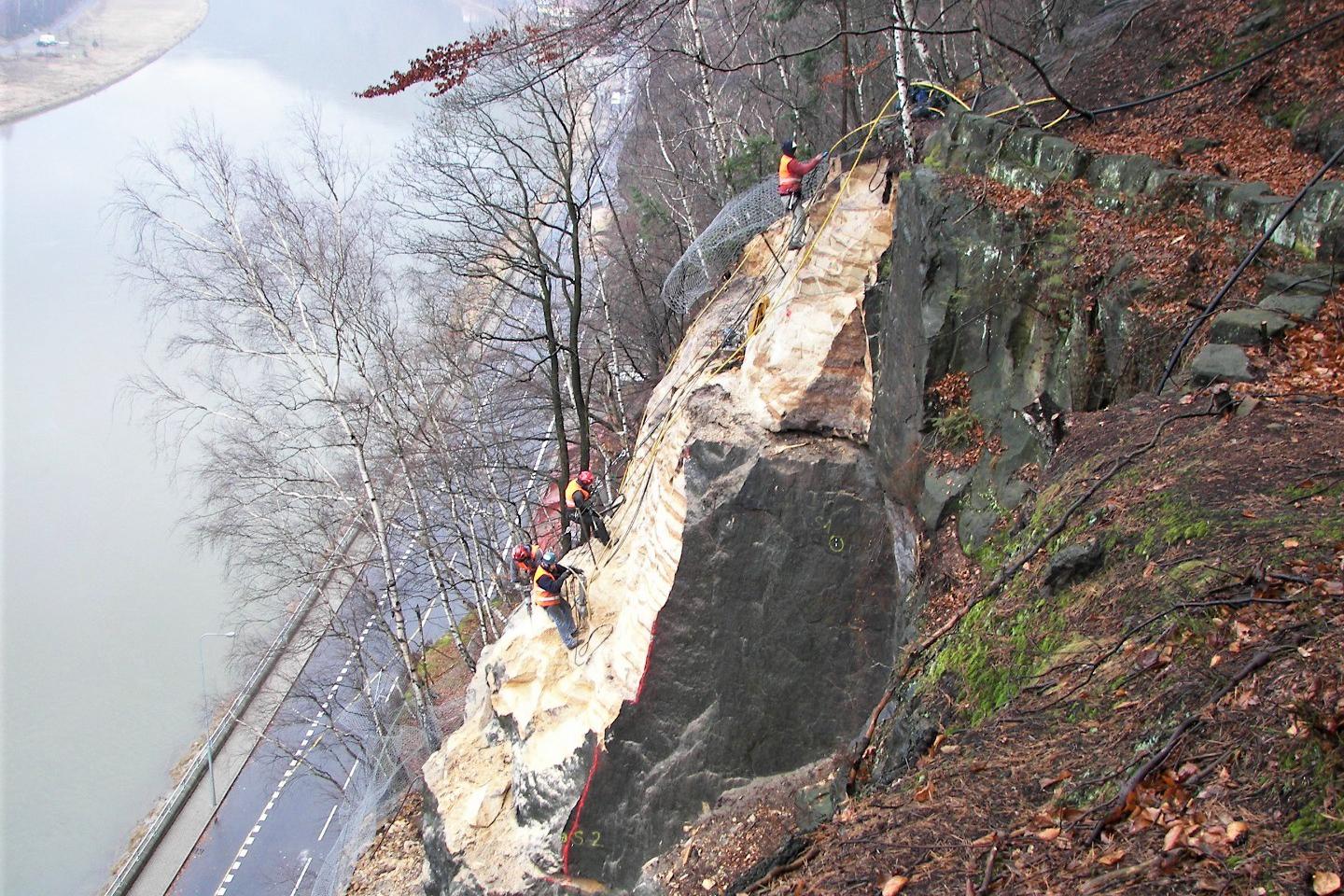 Rozpojování hornin a betonů technologií DARDA klín