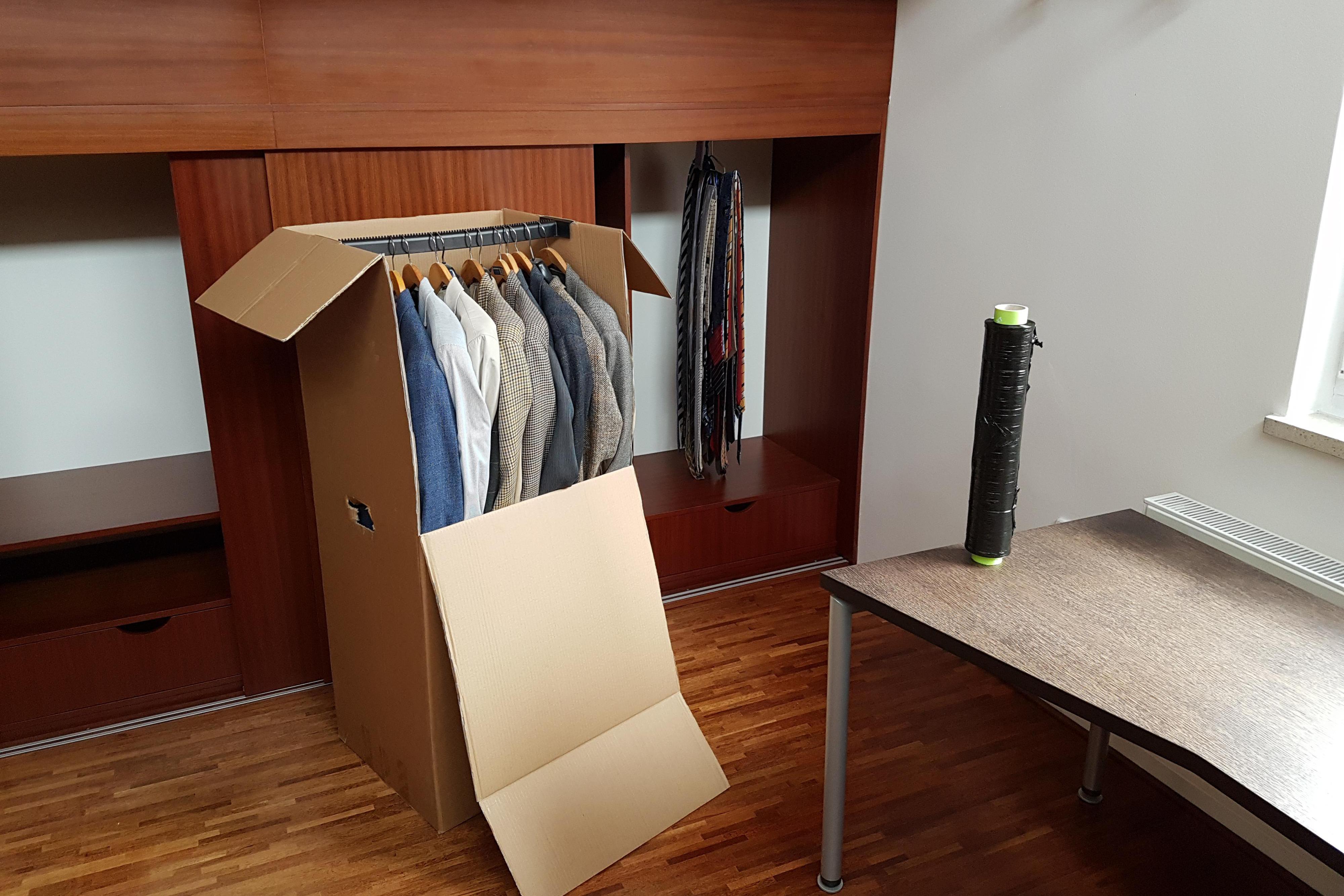 Zapůjčení šatního boxu na stěhování oblečení