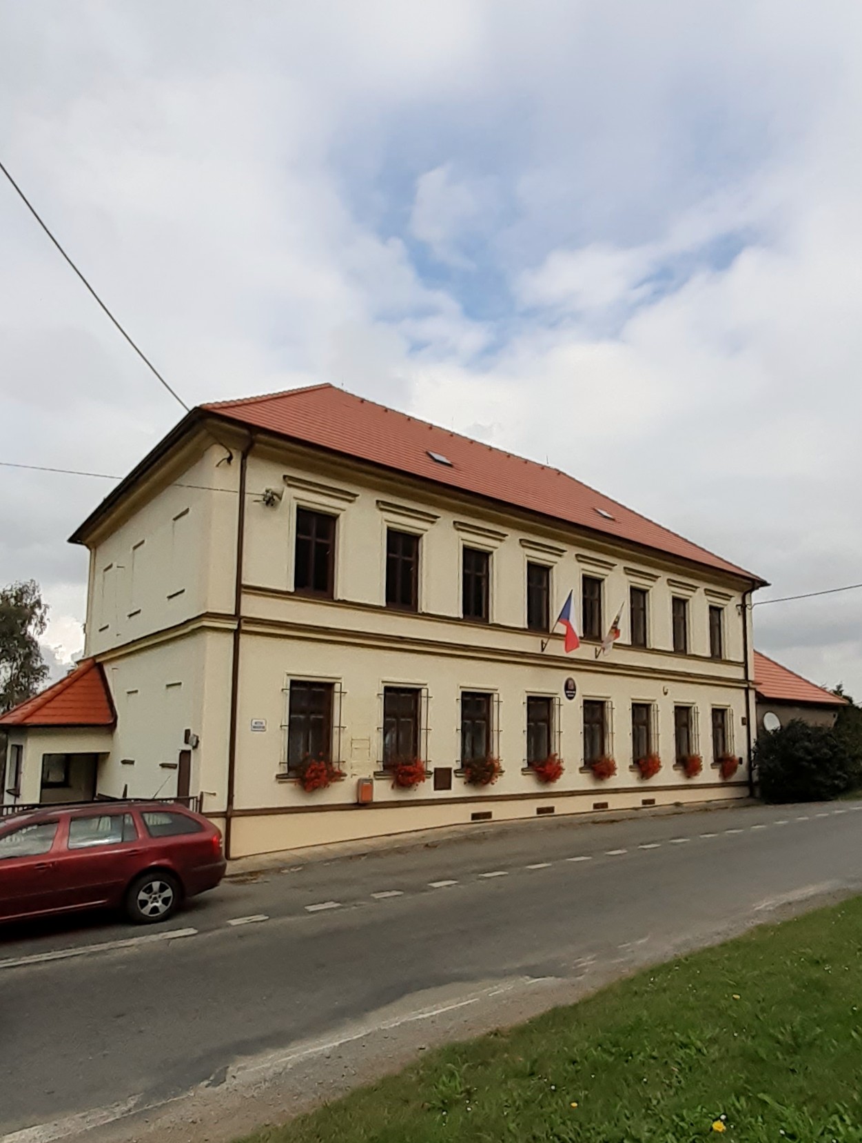 Roupov - obecní úřad foto 2