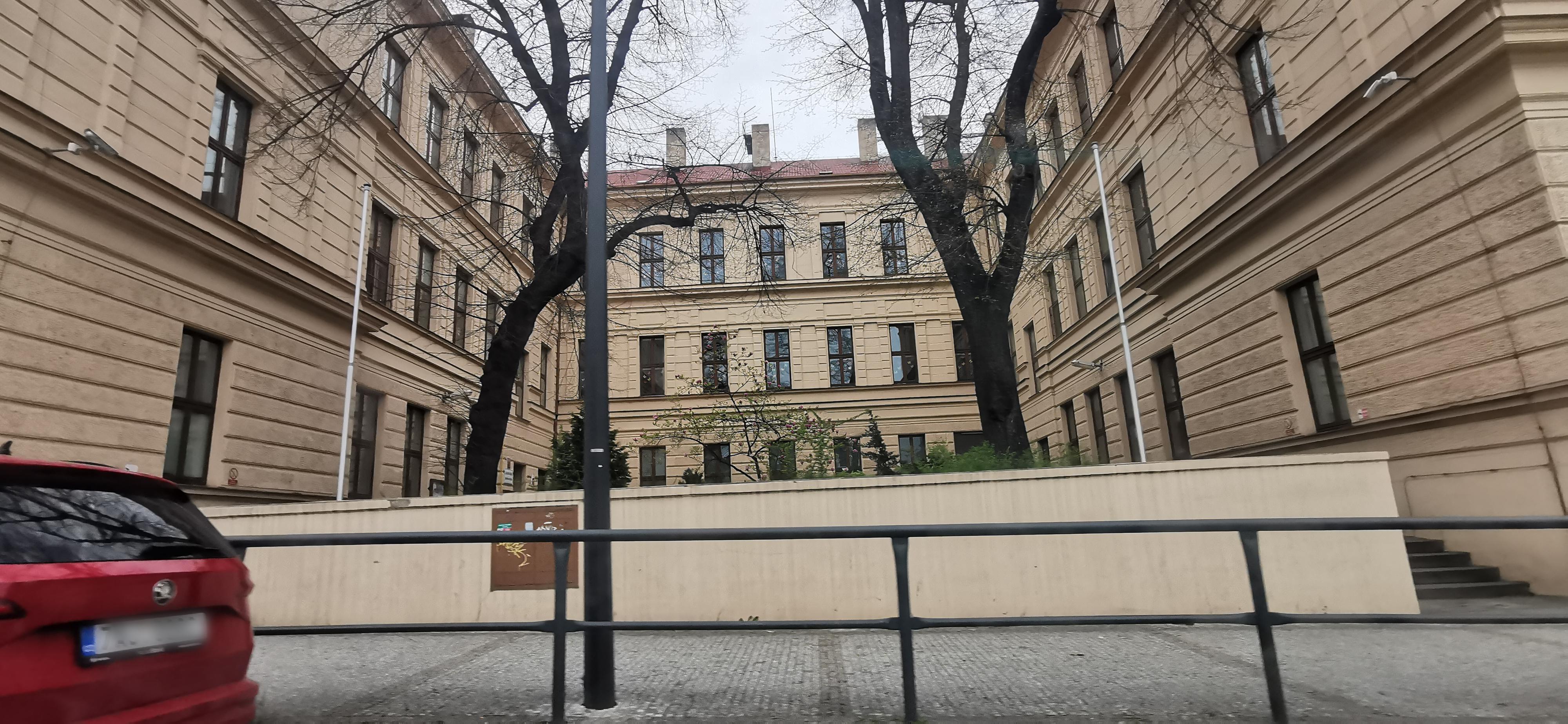 ZŠ Bohumila Hrabala, Praha 8 foto 2